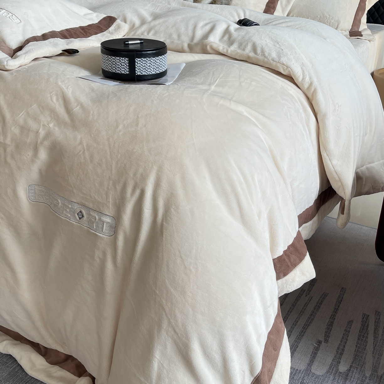 91家纺网 家纺一手货源 找家纺 莱豫家纺 2025秋冬新款加厚全消光绣花牛奶绒四件套标准12斤加大14斤送包装 马德里米