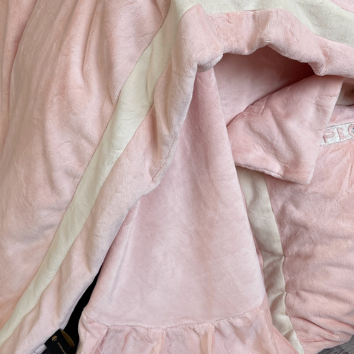 91家纺网 家纺一手货源 找家纺 莱豫家纺 2025秋冬新款加厚全消光绣花牛奶绒四件套标准12斤加大14斤送包装 马德里粉