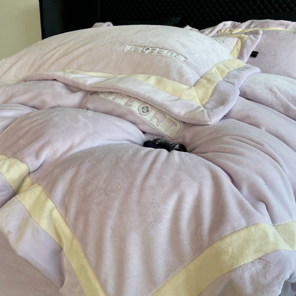 91家纺网 家纺一手货源 找家纺 莱豫家纺 2025秋冬新款加厚全消光绣花牛奶绒四件套标准12斤加大14斤送包装 马德里紫