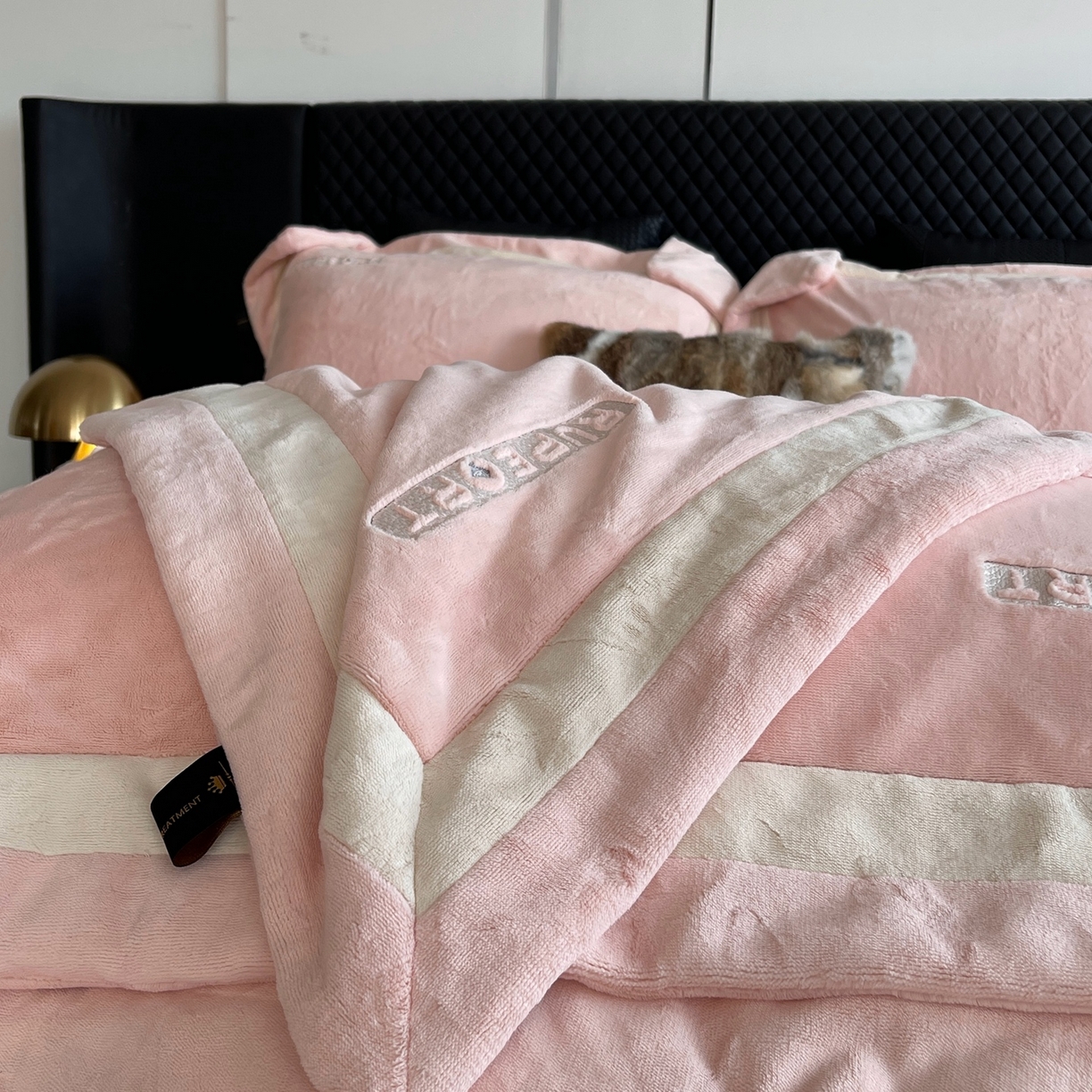 91家纺网 家纺一手货源 找家纺 莱豫家纺 2025秋冬新款加厚全消光绣花牛奶绒四件套标准12斤加大14斤送包装 马德里粉