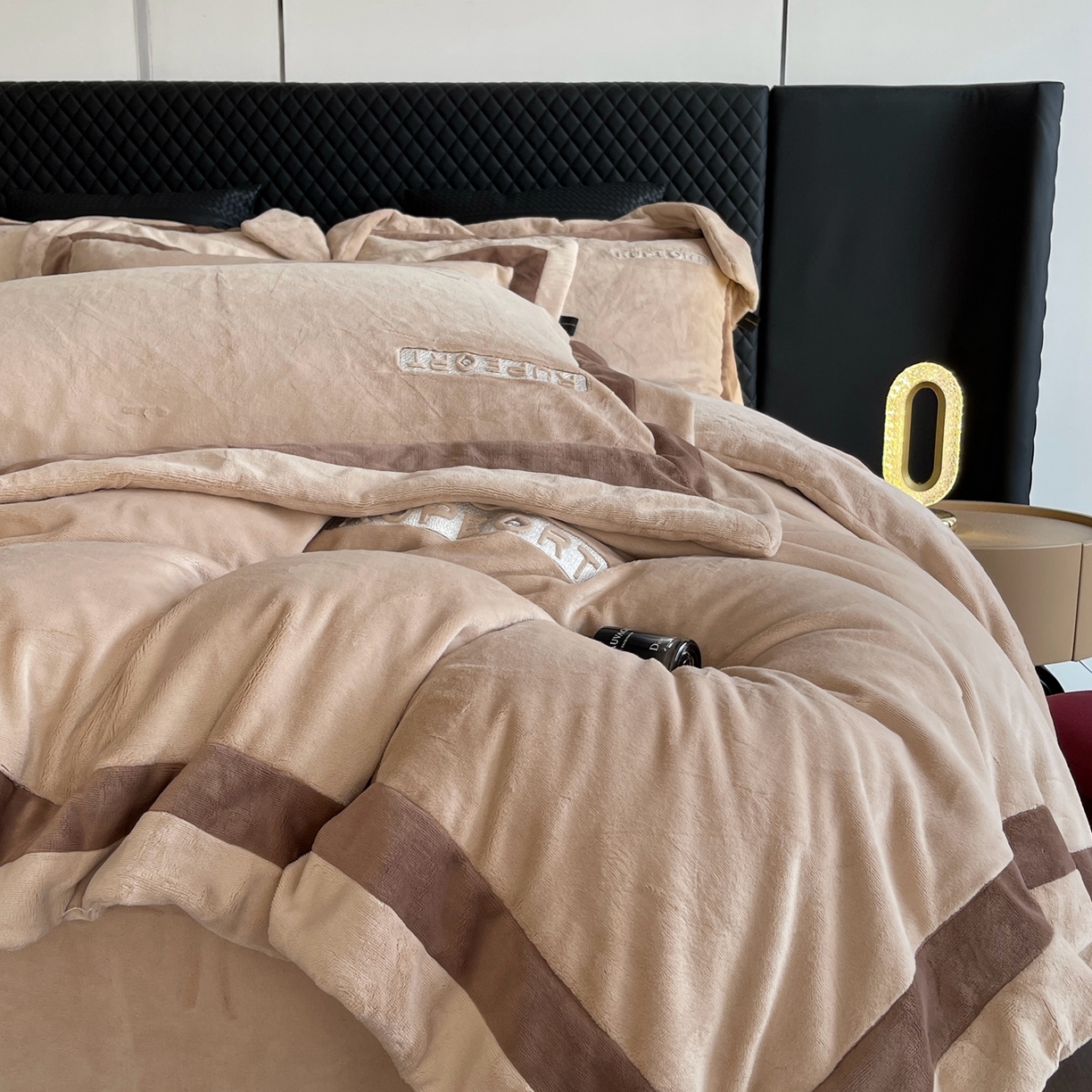 莱豫家纺 2025秋冬新款加厚全消光绣花牛奶绒四件套标准12斤加大14斤送包装 马德里卡其