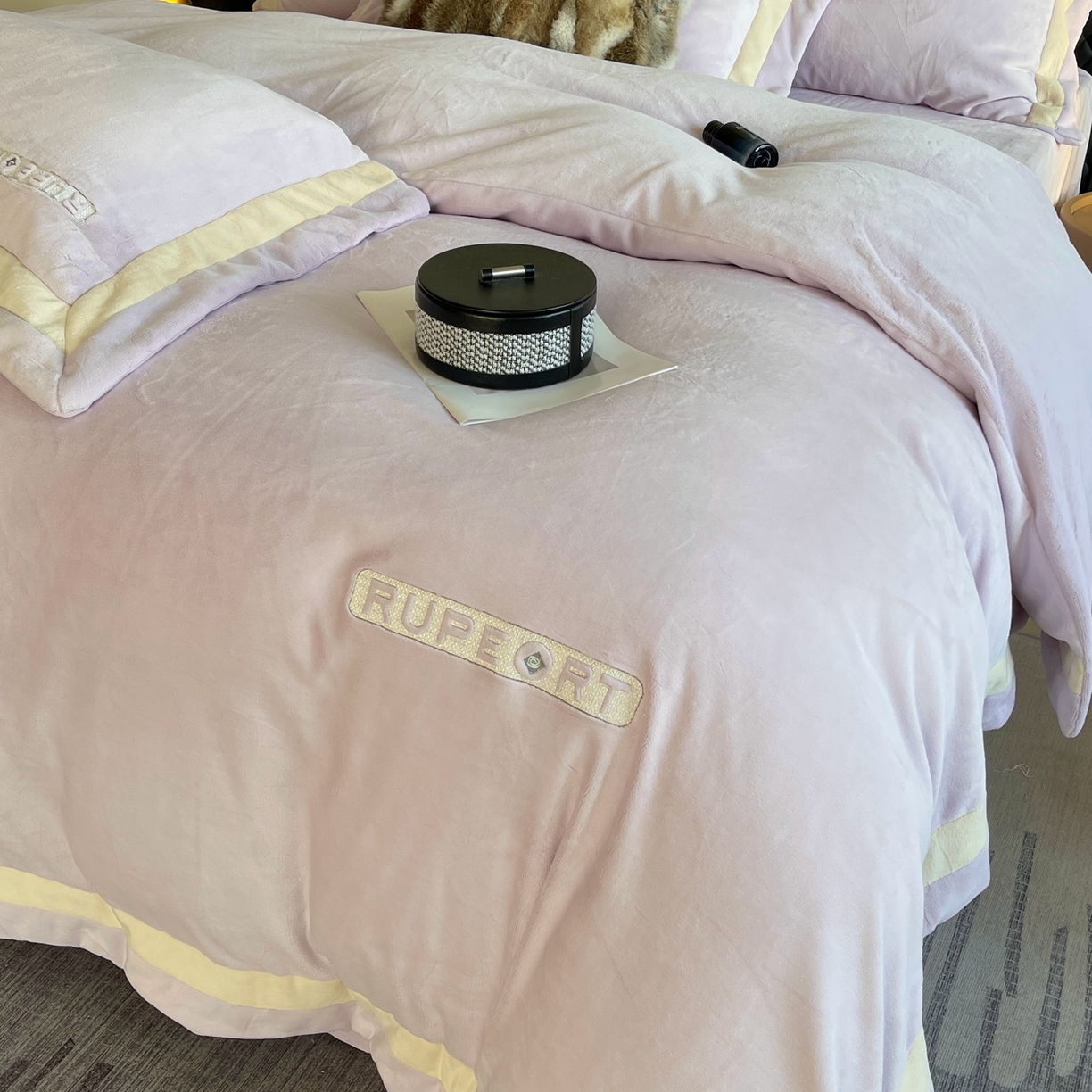 91家纺网 家纺一手货源 找家纺 莱豫家纺 2025秋冬新款加厚全消光绣花牛奶绒四件套标准12斤加大14斤送包装 马德里紫