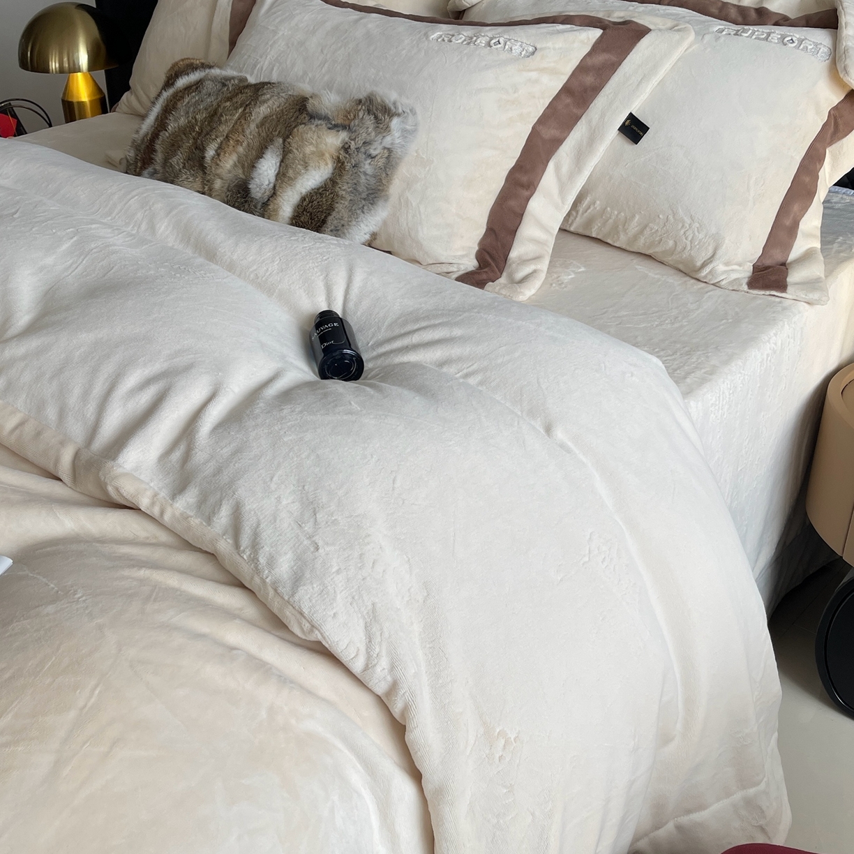 91家纺网 家纺一手货源 找家纺 莱豫家纺 2025秋冬新款加厚全消光绣花牛奶绒四件套标准12斤加大14斤送包装 马德里米