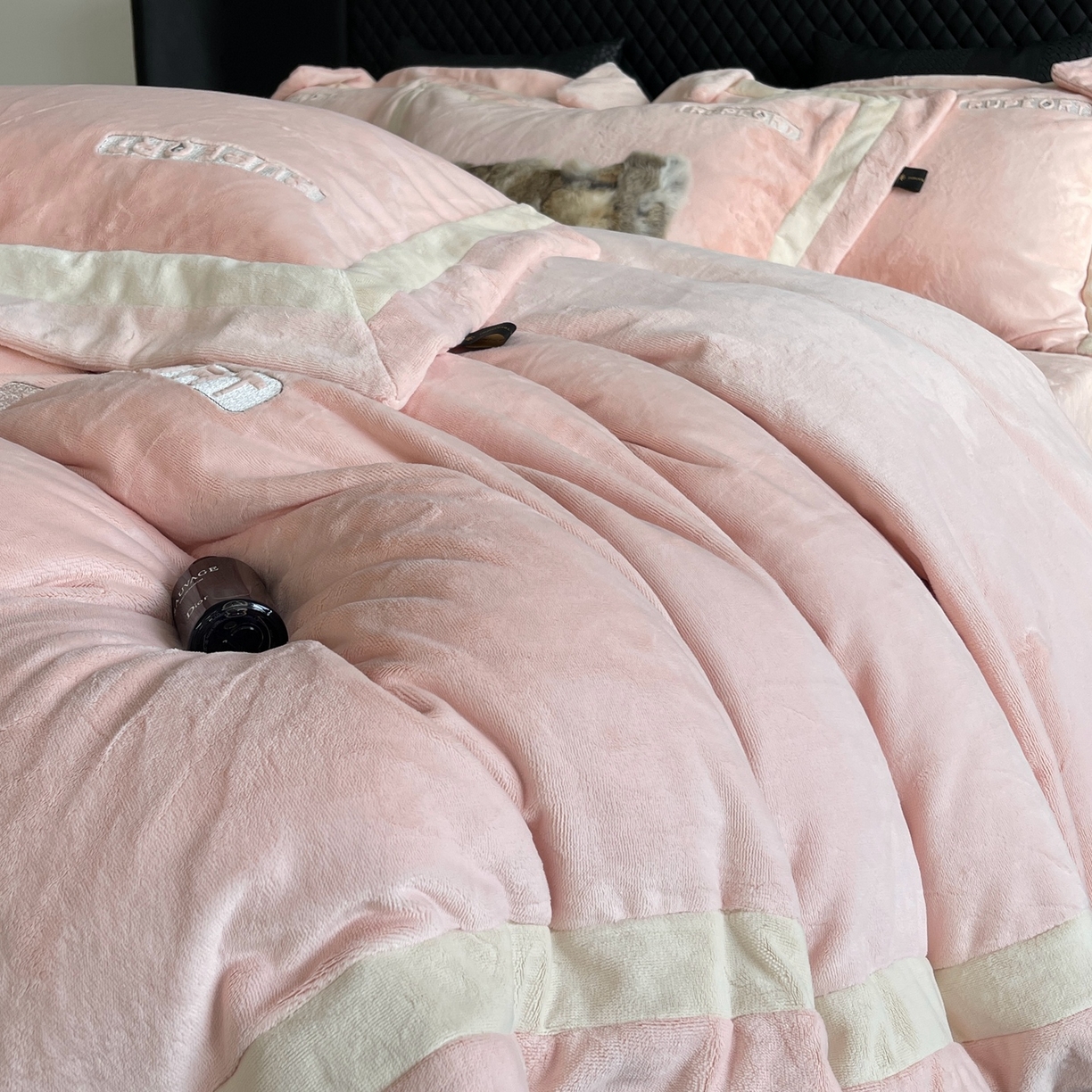 91家纺网 家纺一手货源 找家纺 莱豫家纺 2025秋冬新款加厚全消光绣花牛奶绒四件套标准12斤加大14斤送包装 马德里粉