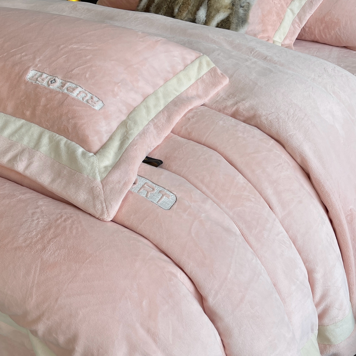 91家纺网 家纺一手货源 找家纺 莱豫家纺 2025秋冬新款加厚全消光绣花牛奶绒四件套标准12斤加大14斤送包装 马德里粉