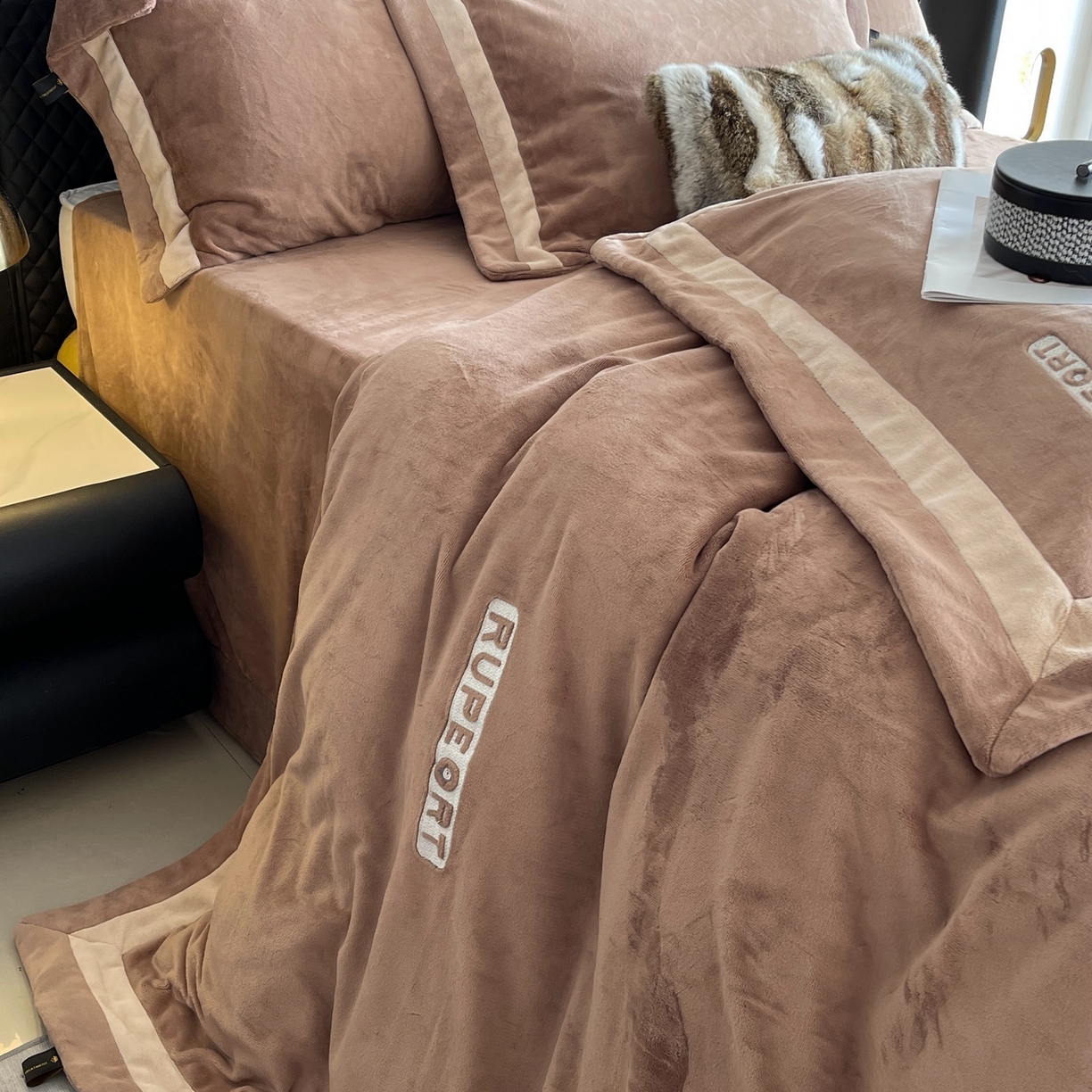 91家纺网 家纺一手货源 找家纺 莱豫家纺 2025秋冬新款加厚全消光绣花牛奶绒四件套标准12斤加大14斤送包装 马德里咖