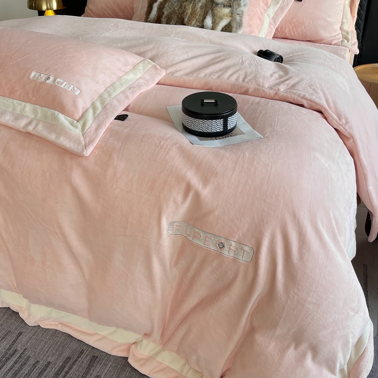 91家纺网 家纺一手货源 找家纺 莱豫家纺 2025秋冬新款加厚全消光绣花牛奶绒四件套标准12斤加大14斤送包装 马德里粉