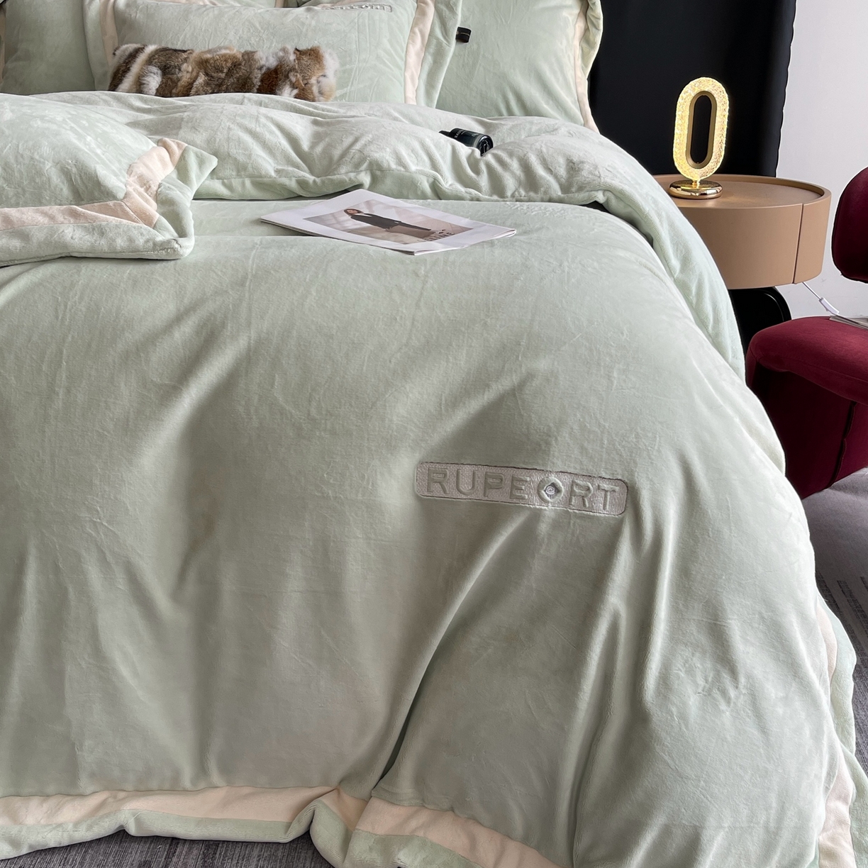 91家纺网 家纺一手货源 找家纺 莱豫家纺 2025秋冬新款加厚全消光绣花牛奶绒四件套标准12斤加大14斤送包装 马德里绿