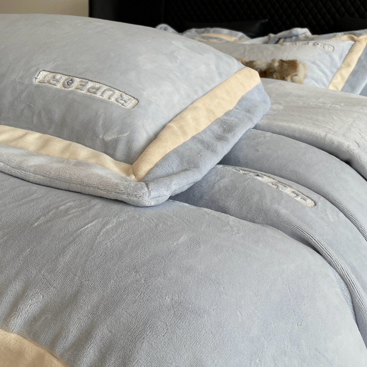 91家纺网 家纺一手货源 找家纺 莱豫家纺 2025秋冬新款加厚全消光绣花牛奶绒四件套标准12斤加大14斤送包装 马德里蓝