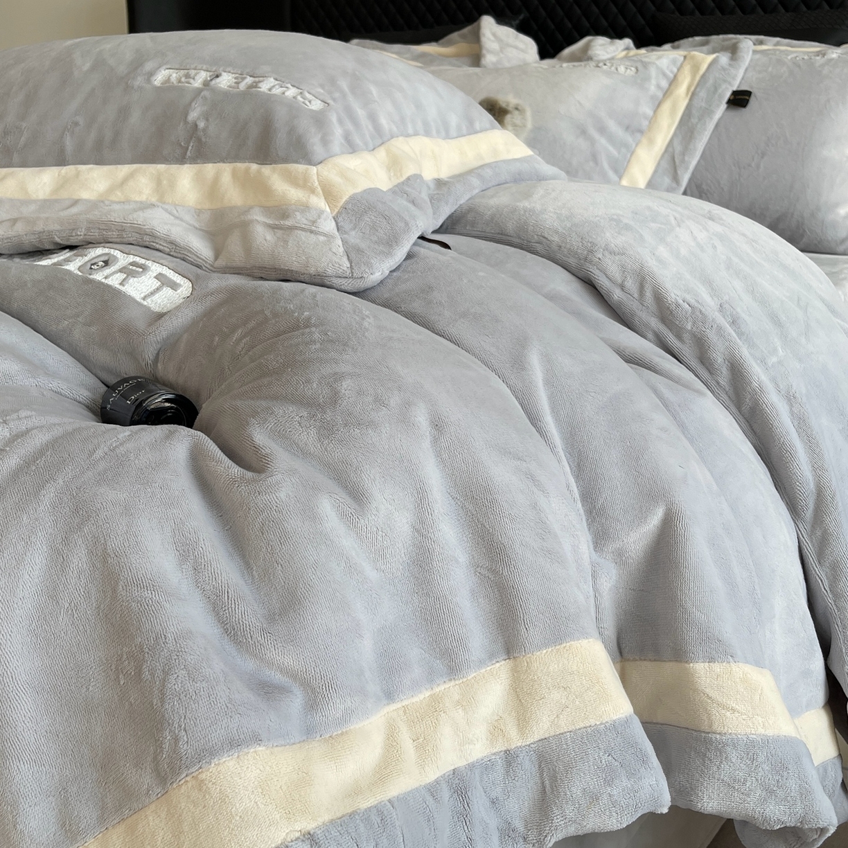 91家纺网 家纺一手货源 找家纺 莱豫家纺 2025秋冬新款加厚全消光绣花牛奶绒四件套标准12斤加大14斤送包装 马德里蓝灰