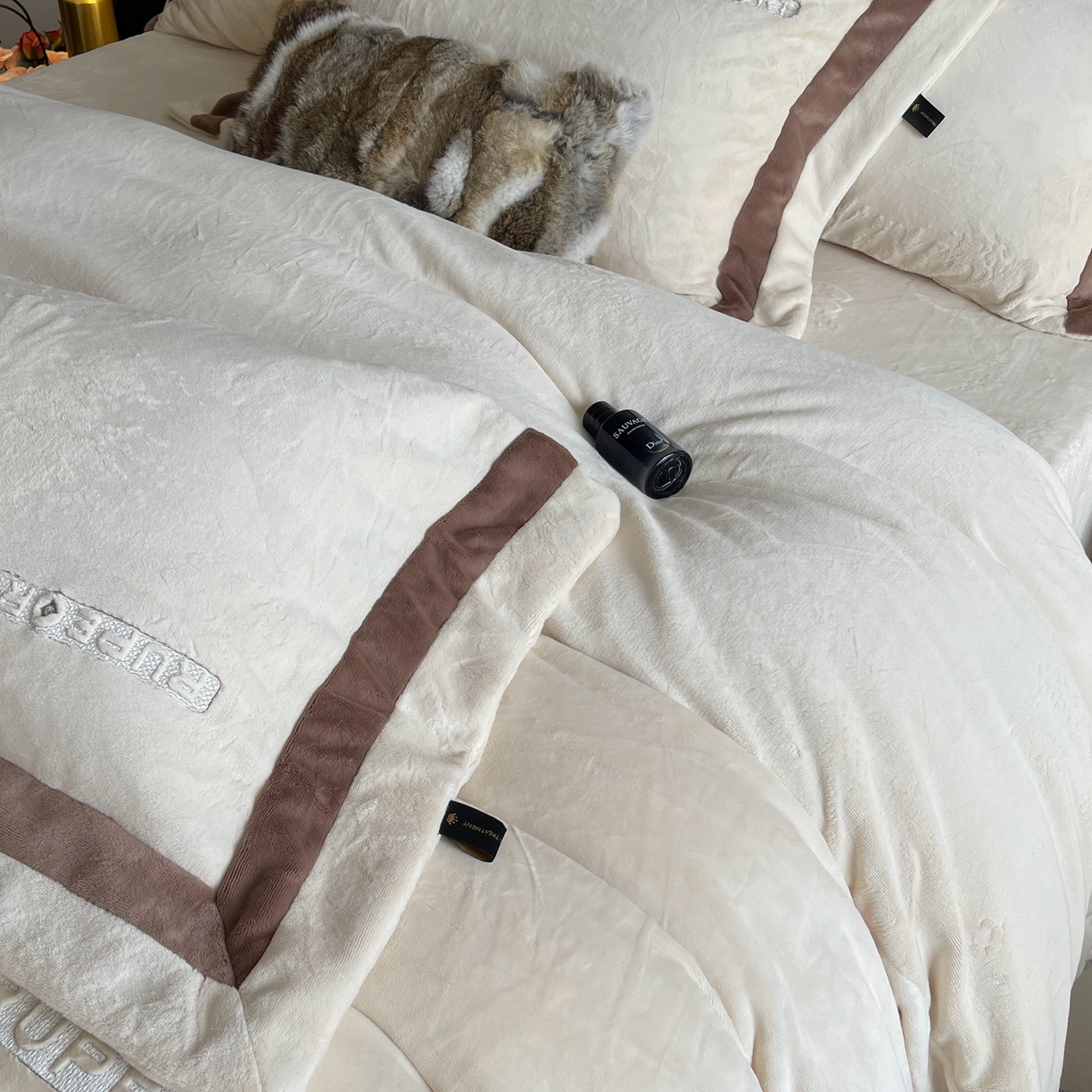 91家纺网 家纺一手货源 找家纺 莱豫家纺 2025秋冬新款加厚全消光绣花牛奶绒四件套标准12斤加大14斤送包装 马德里米