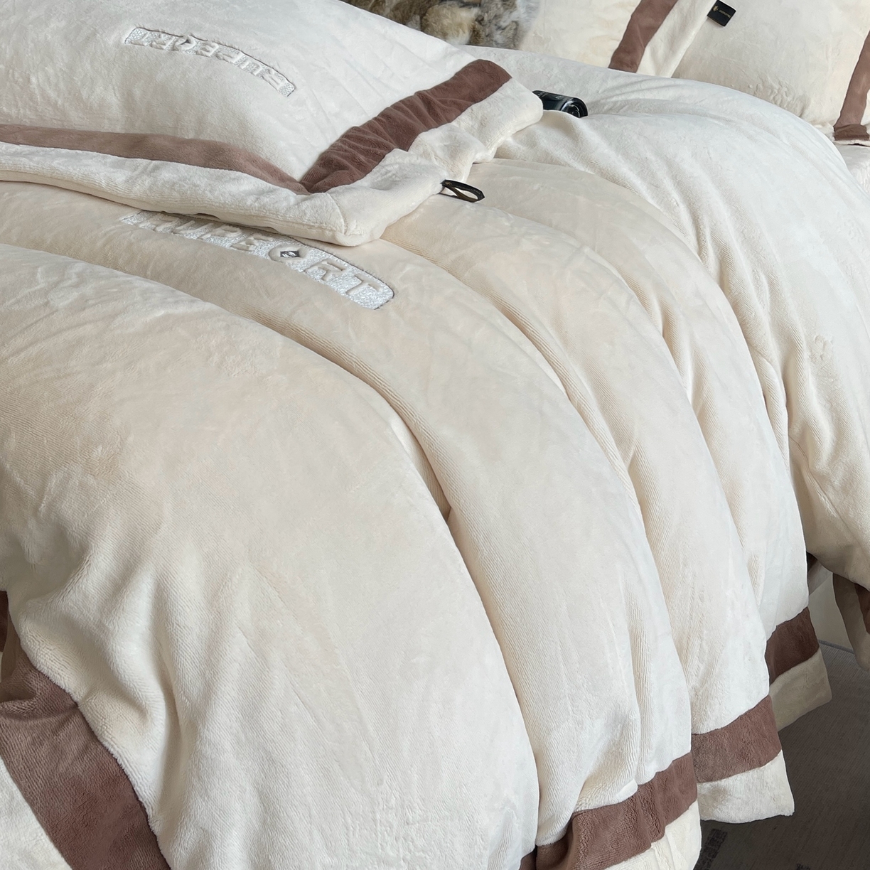 91家纺网 家纺一手货源 找家纺 莱豫家纺 2025秋冬新款加厚全消光绣花牛奶绒四件套标准12斤加大14斤送包装 马德里米