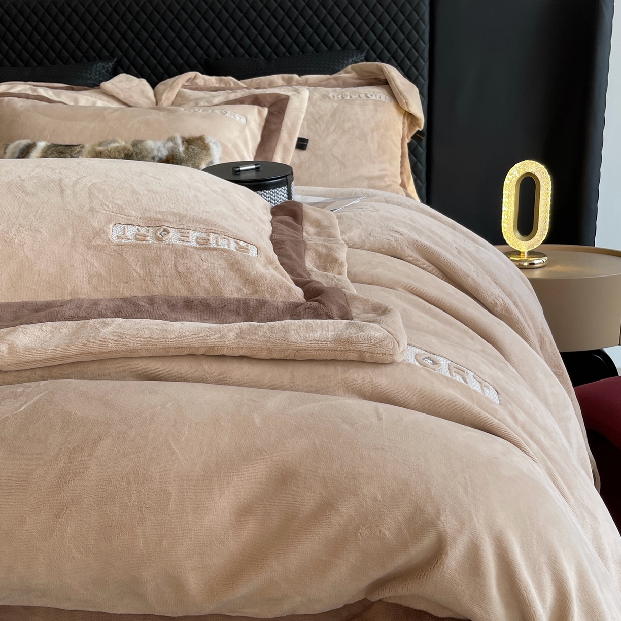 91家纺网 家纺一手货源 找家纺 莱豫家纺 2025秋冬新款加厚全消光绣花牛奶绒四件套标准12斤加大14斤送包装 马德里卡其