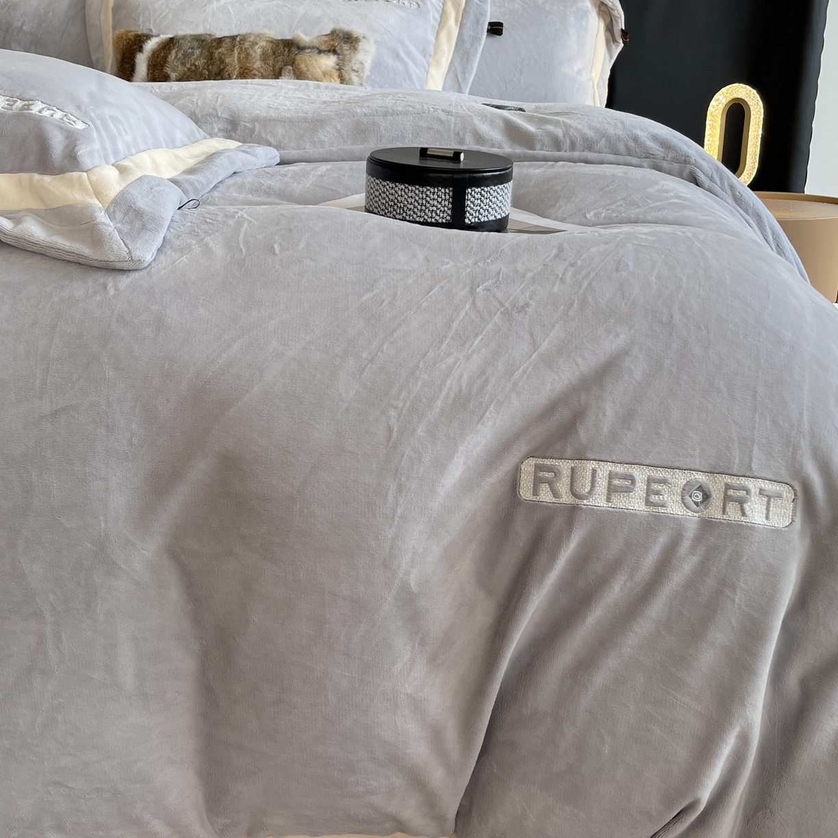 91家纺网 家纺一手货源 找家纺 莱豫家纺 2025秋冬新款加厚全消光绣花牛奶绒四件套标准12斤加大14斤送包装 马德里蓝灰