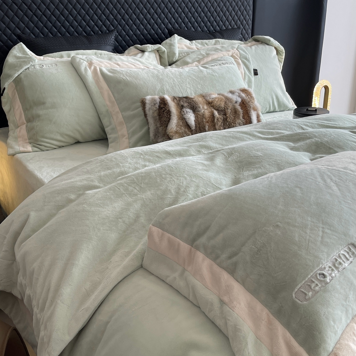 91家纺网 家纺一手货源 找家纺 莱豫家纺 2025秋冬新款加厚全消光绣花牛奶绒四件套标准12斤加大14斤送包装 马德里绿