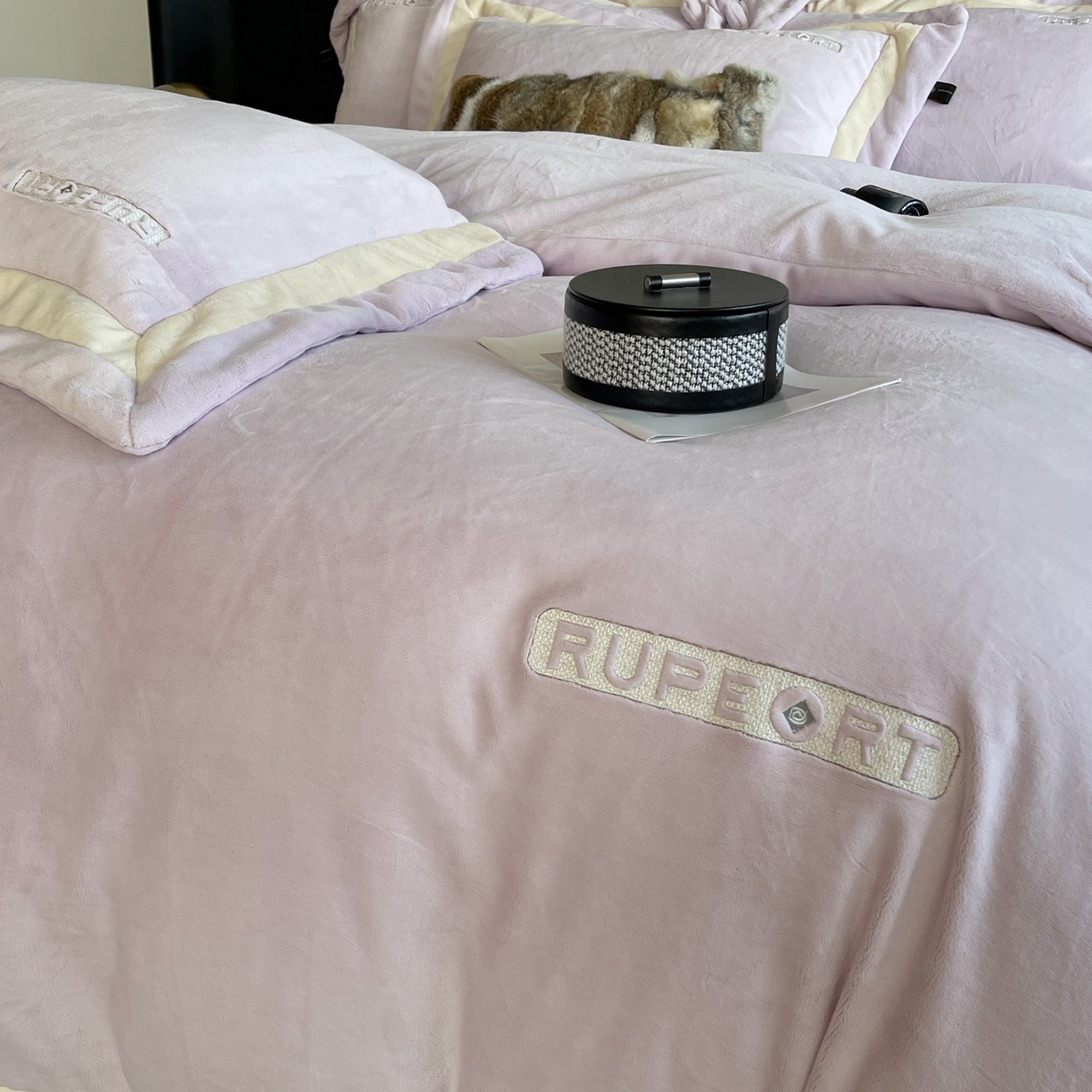 91家纺网 家纺一手货源 找家纺 莱豫家纺 2025秋冬新款加厚全消光绣花牛奶绒四件套标准12斤加大14斤送包装 马德里紫