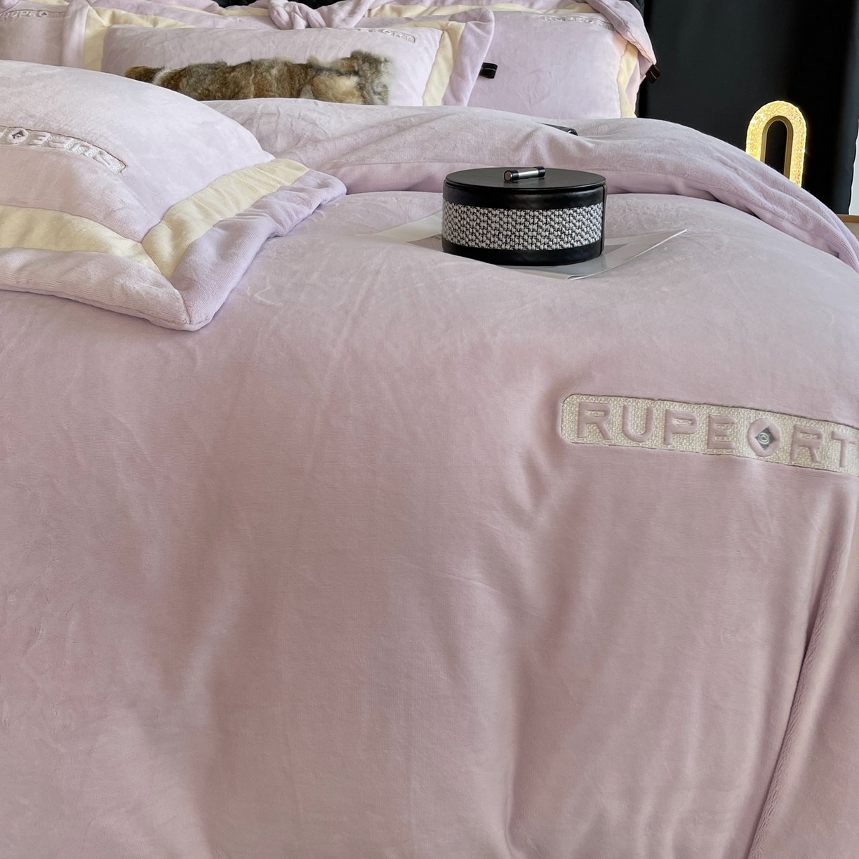 91家纺网 家纺一手货源 找家纺 莱豫家纺 2025秋冬新款加厚全消光绣花牛奶绒四件套标准12斤加大14斤送包装 马德里紫