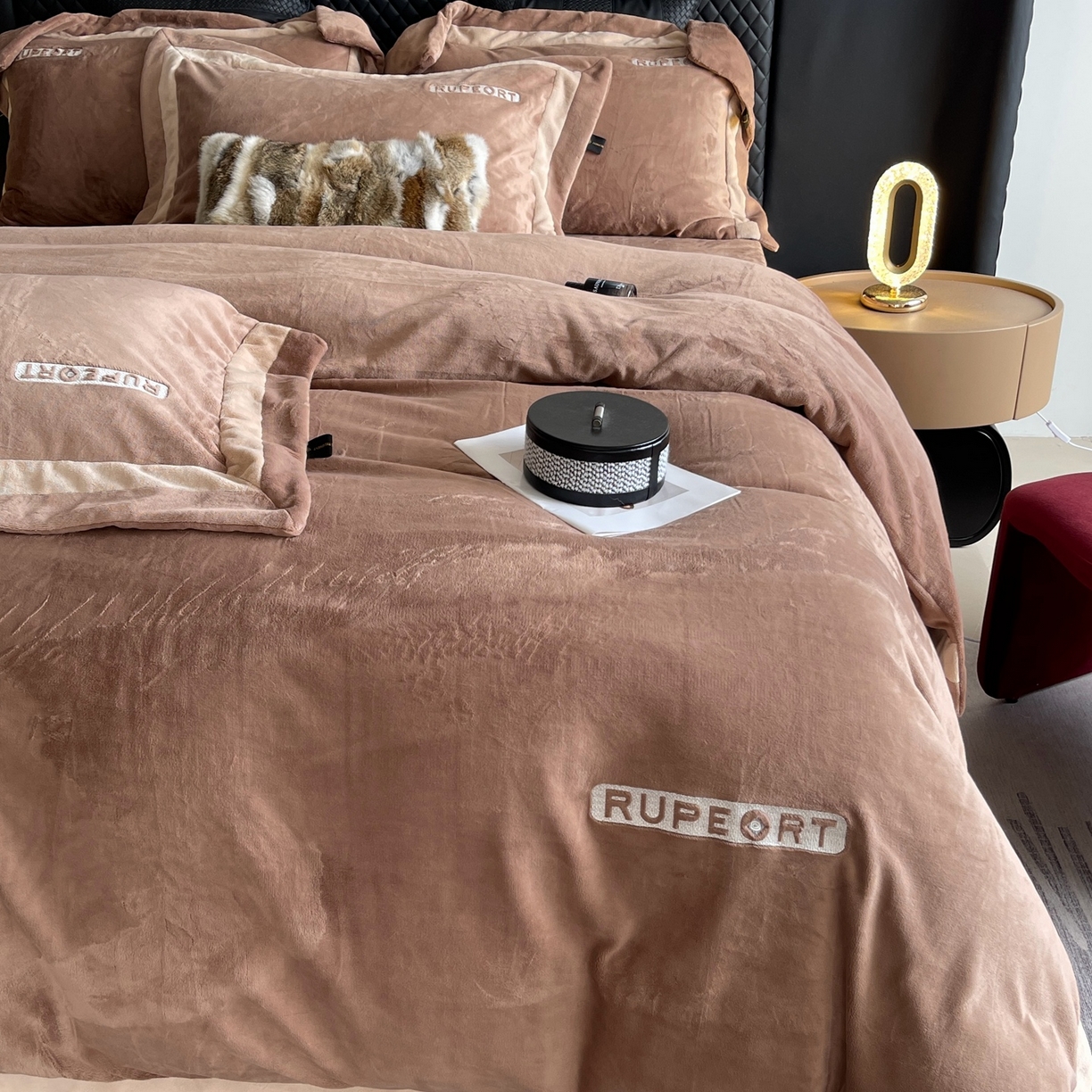 91家纺网 家纺一手货源 找家纺 莱豫家纺 2025秋冬新款加厚全消光绣花牛奶绒四件套标准12斤加大14斤送包装 马德里咖