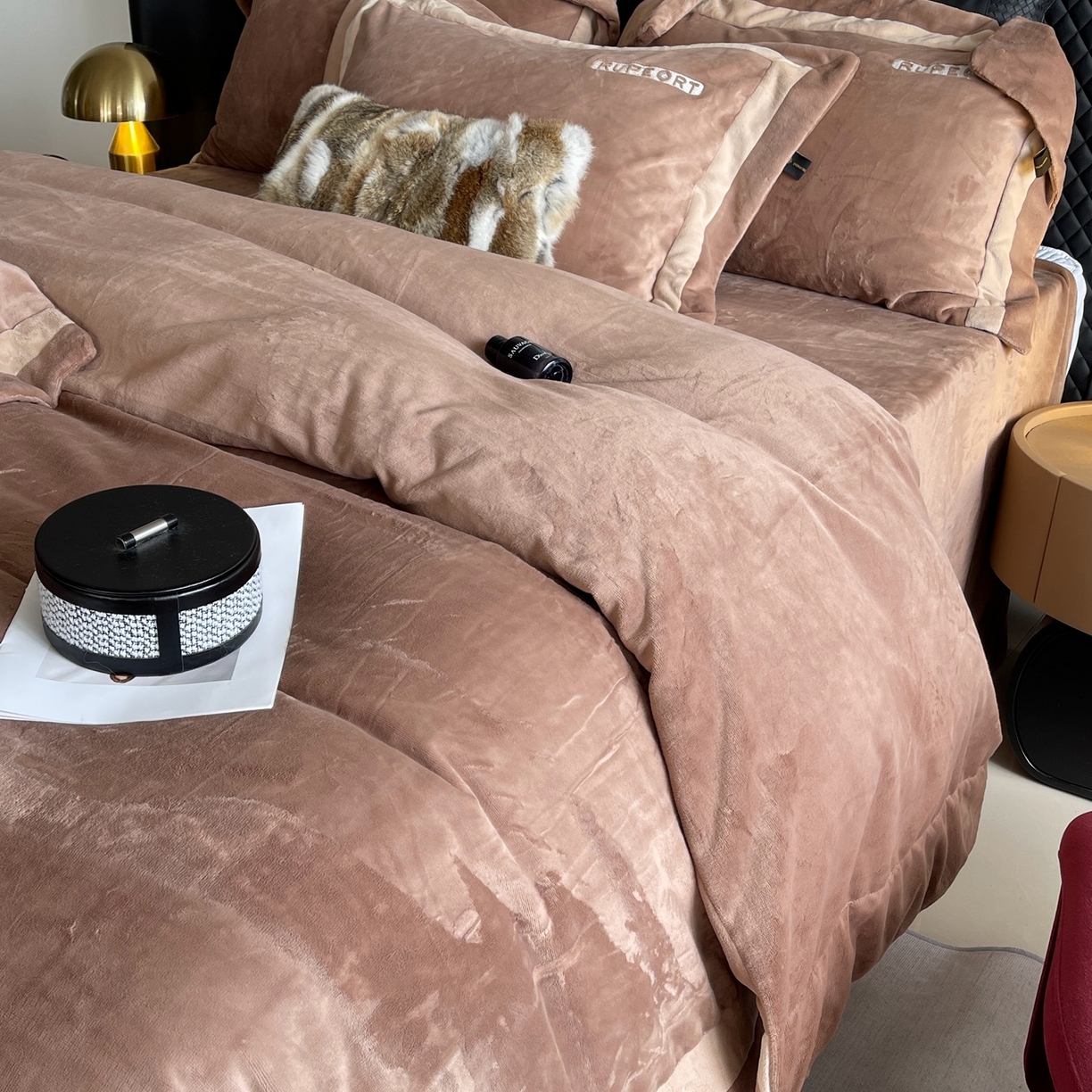 91家纺网 家纺一手货源 找家纺 莱豫家纺 2025秋冬新款加厚全消光绣花牛奶绒四件套标准12斤加大14斤送包装 马德里咖