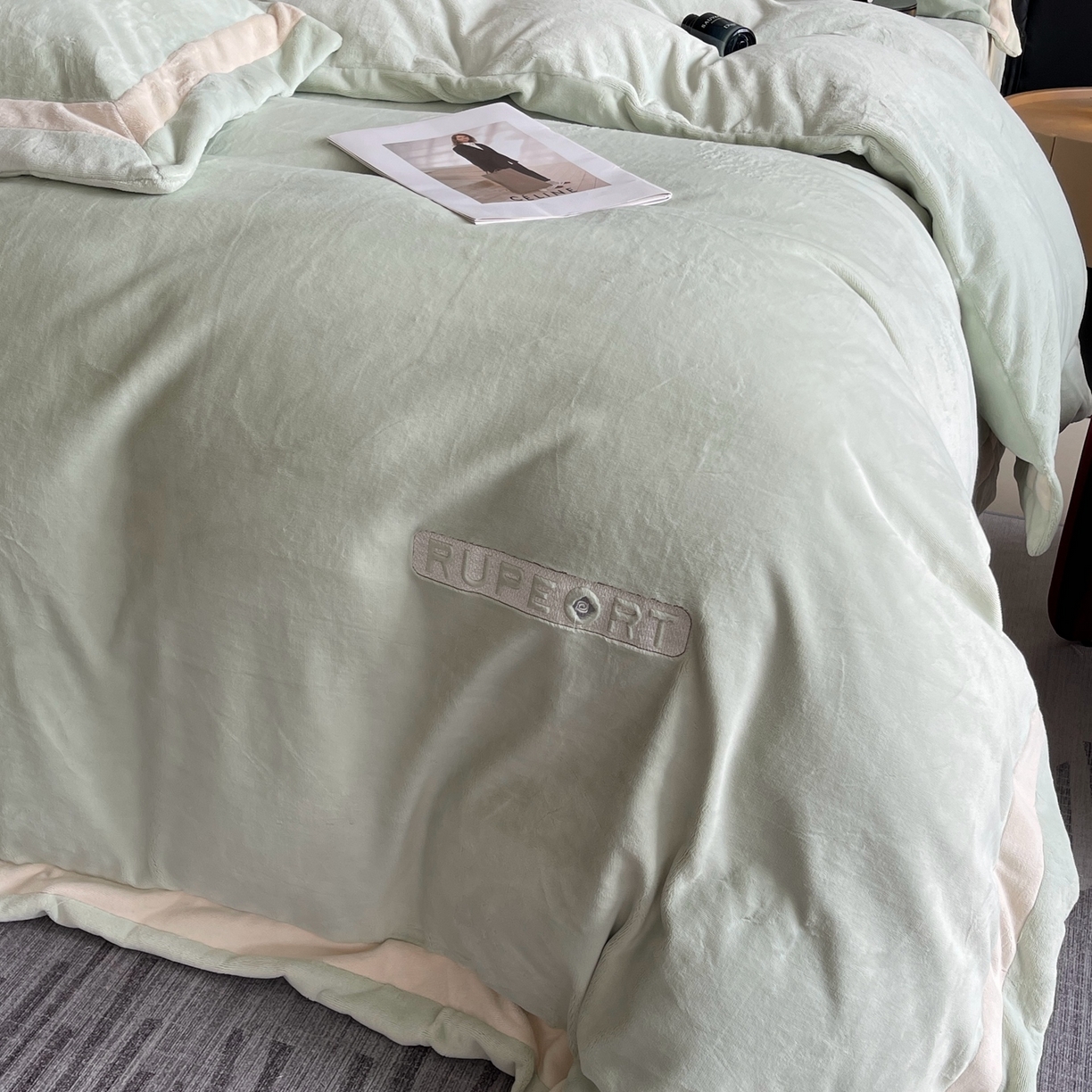 91家纺网 家纺一手货源 找家纺 莱豫家纺 2025秋冬新款加厚全消光绣花牛奶绒四件套标准12斤加大14斤送包装 马德里绿