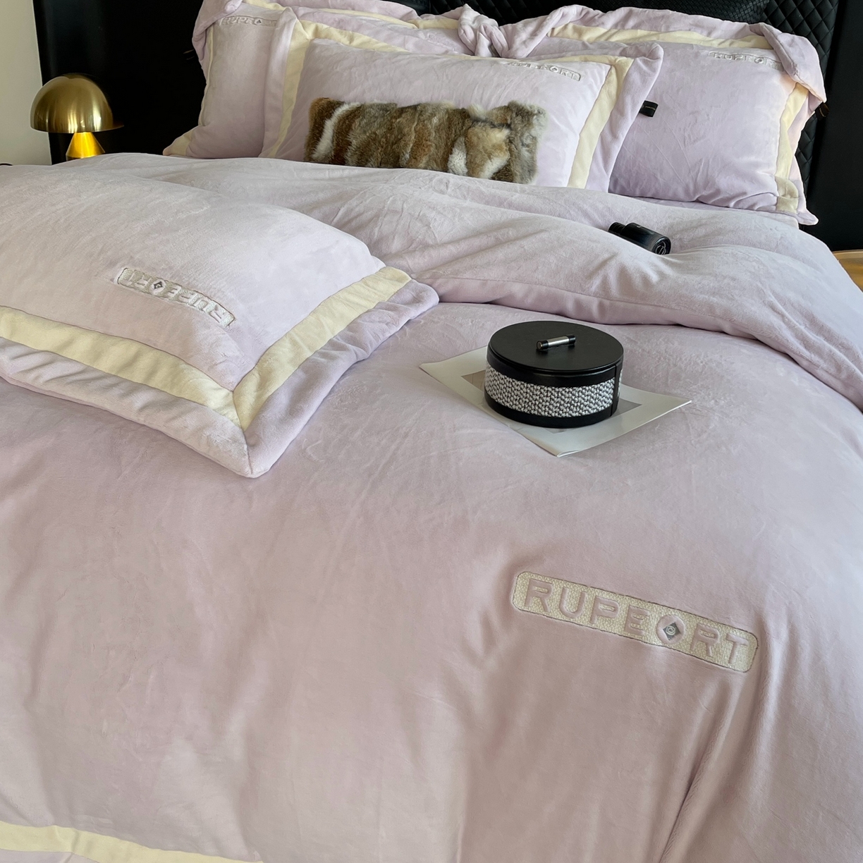 91家纺网 家纺一手货源 找家纺 莱豫家纺 2025秋冬新款加厚全消光绣花牛奶绒四件套标准12斤加大14斤送包装 马德里紫