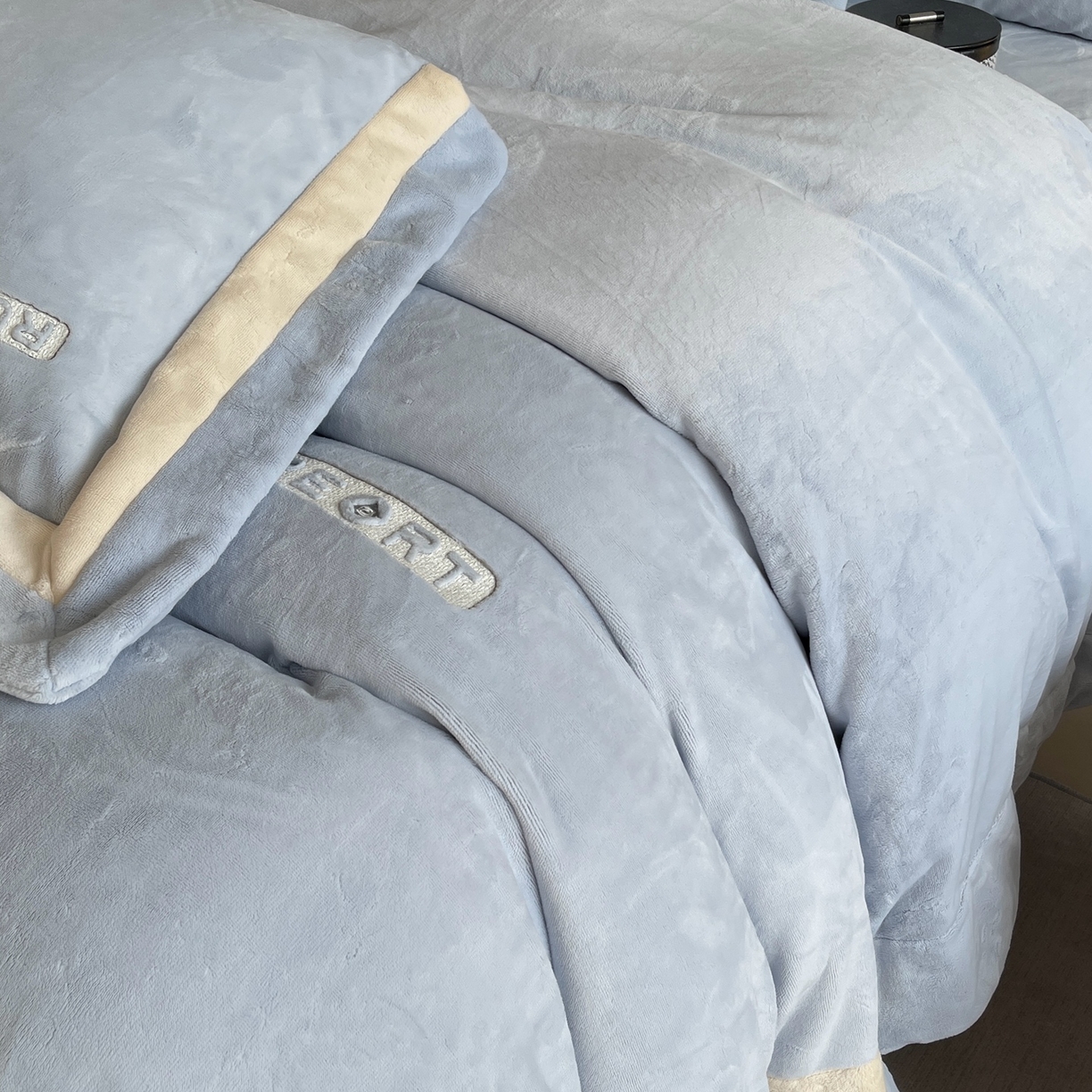 91家纺网 家纺一手货源 找家纺 莱豫家纺 2025秋冬新款加厚全消光绣花牛奶绒四件套标准12斤加大14斤送包装 马德里蓝