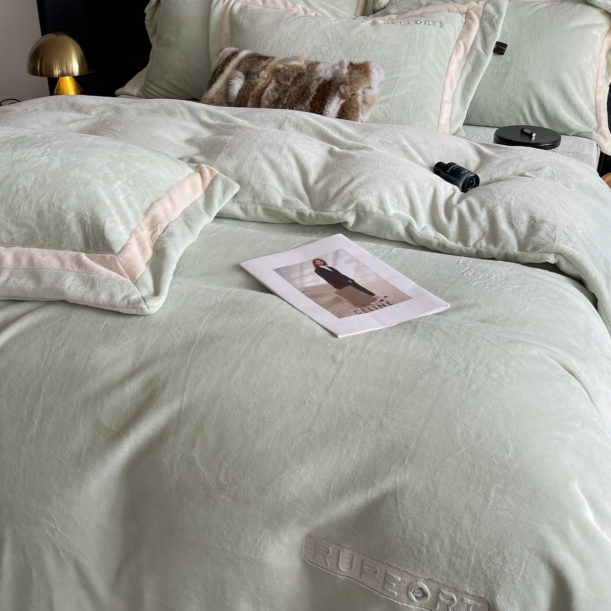 91家纺网 家纺一手货源 找家纺 莱豫家纺 2025秋冬新款加厚全消光绣花牛奶绒四件套标准12斤加大14斤送包装 马德里绿