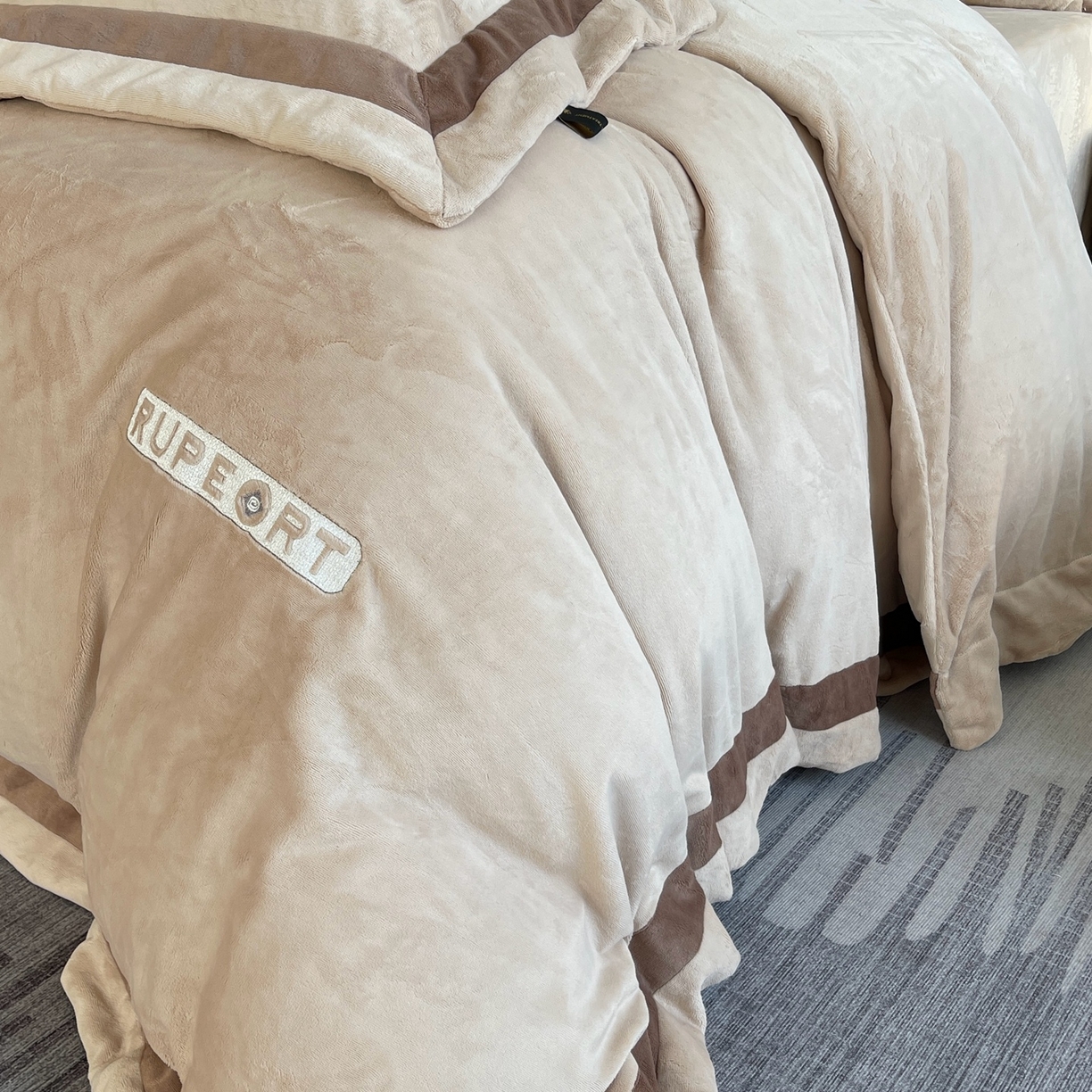 91家纺网 家纺一手货源 找家纺 莱豫家纺 2025秋冬新款加厚全消光绣花牛奶绒四件套标准12斤加大14斤送包装 马德里卡其