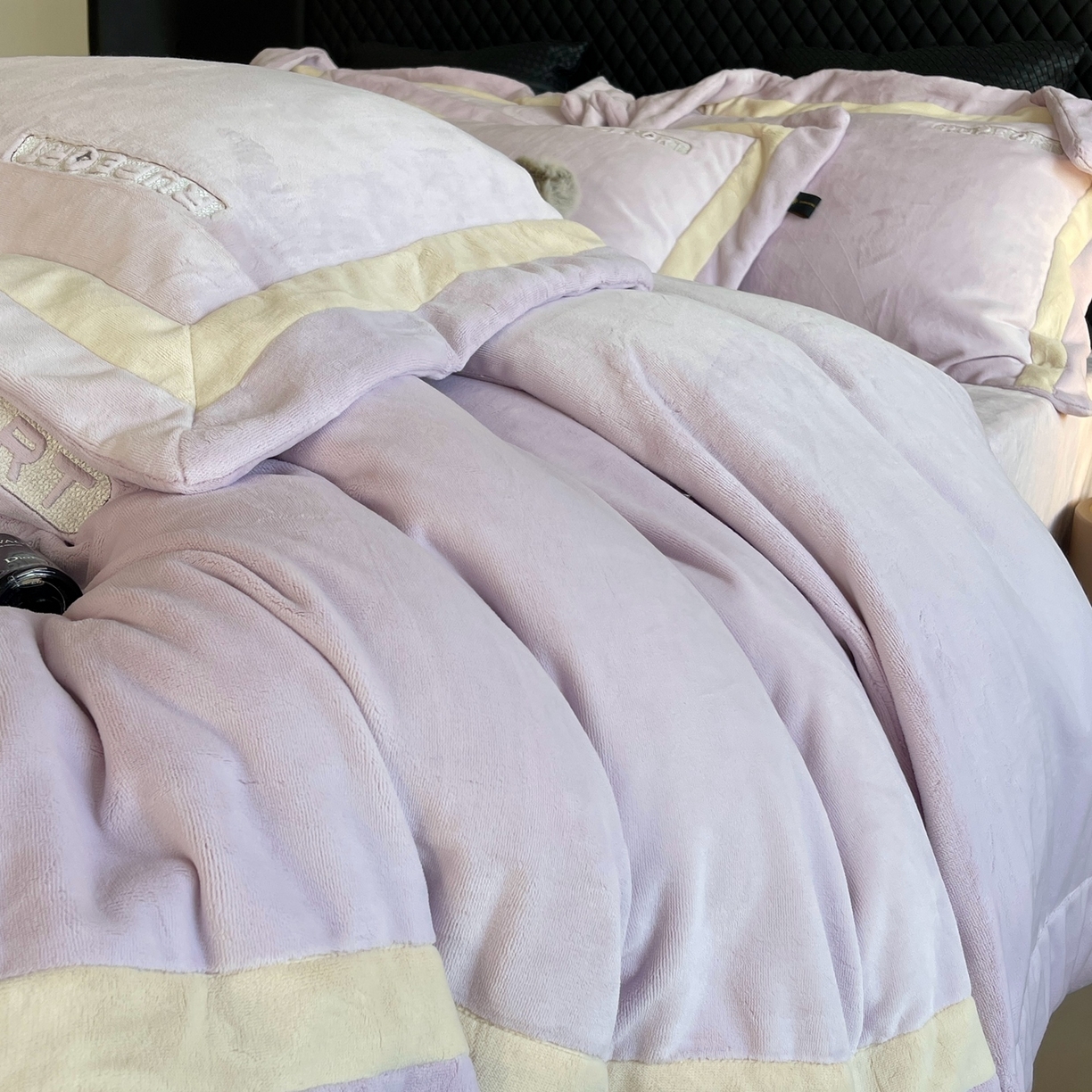 91家纺网 家纺一手货源 找家纺 莱豫家纺 2025秋冬新款加厚全消光绣花牛奶绒四件套标准12斤加大14斤送包装 马德里紫