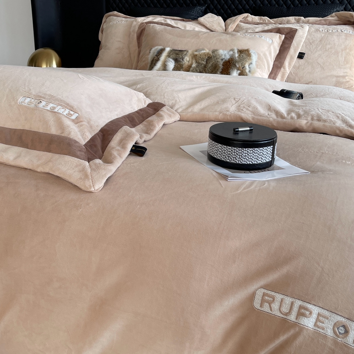 91家纺网 家纺一手货源 找家纺 莱豫家纺 2025秋冬新款加厚全消光绣花牛奶绒四件套标准12斤加大14斤送包装 马德里卡其