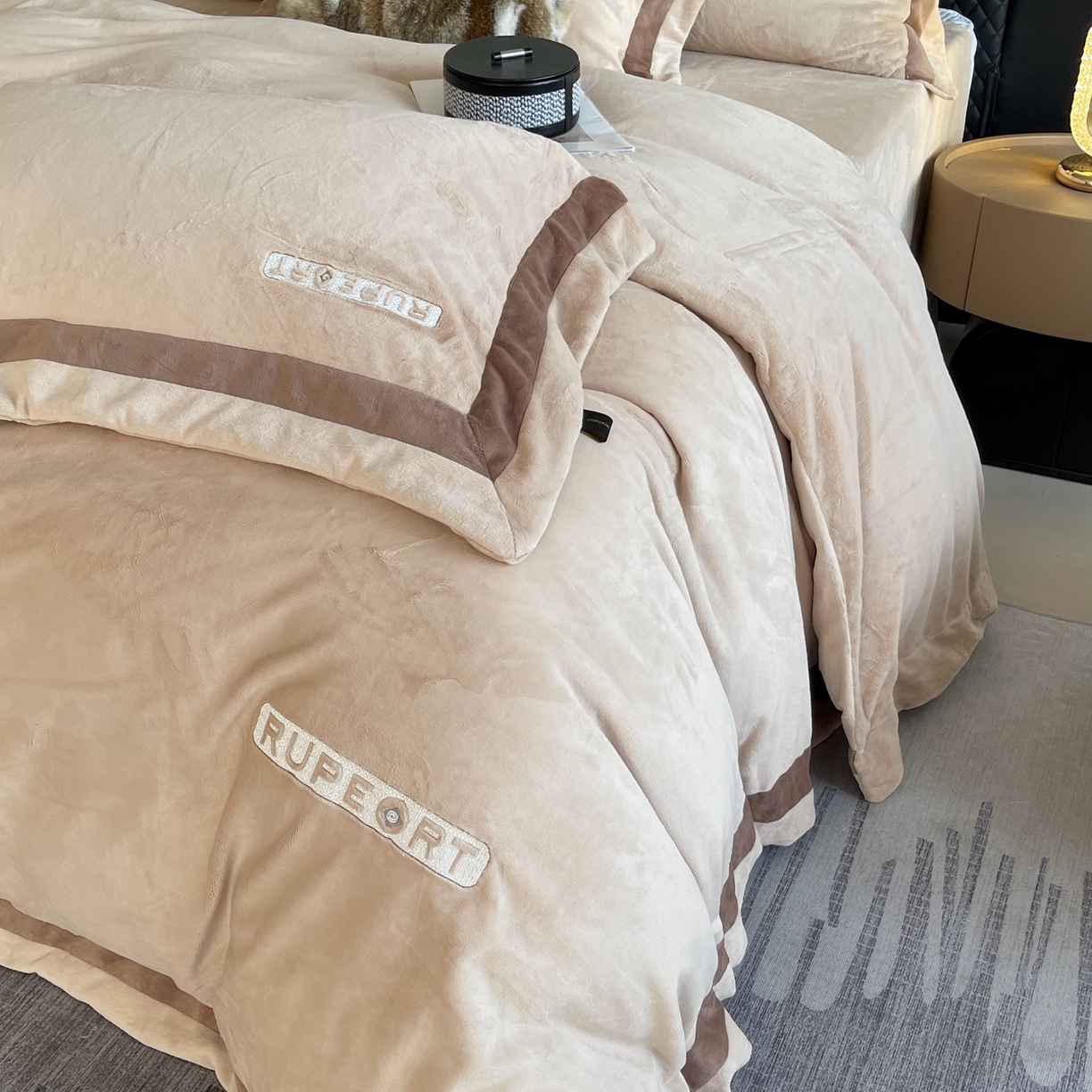 91家纺网 家纺一手货源 找家纺 莱豫家纺 2025秋冬新款加厚全消光绣花牛奶绒四件套标准12斤加大14斤送包装 马德里卡其