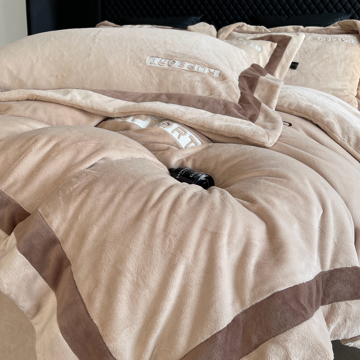 91家纺网 家纺一手货源 找家纺 莱豫家纺 2025秋冬新款加厚全消光绣花牛奶绒四件套标准12斤加大14斤送包装 马德里卡其