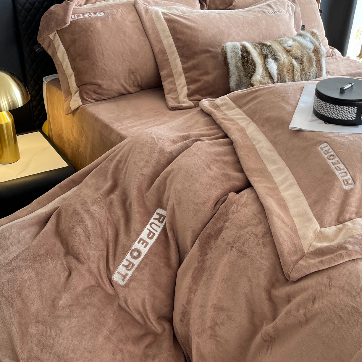 91家纺网 家纺一手货源 找家纺 莱豫家纺 2025秋冬新款加厚全消光绣花牛奶绒四件套标准12斤加大14斤送包装 马德里咖