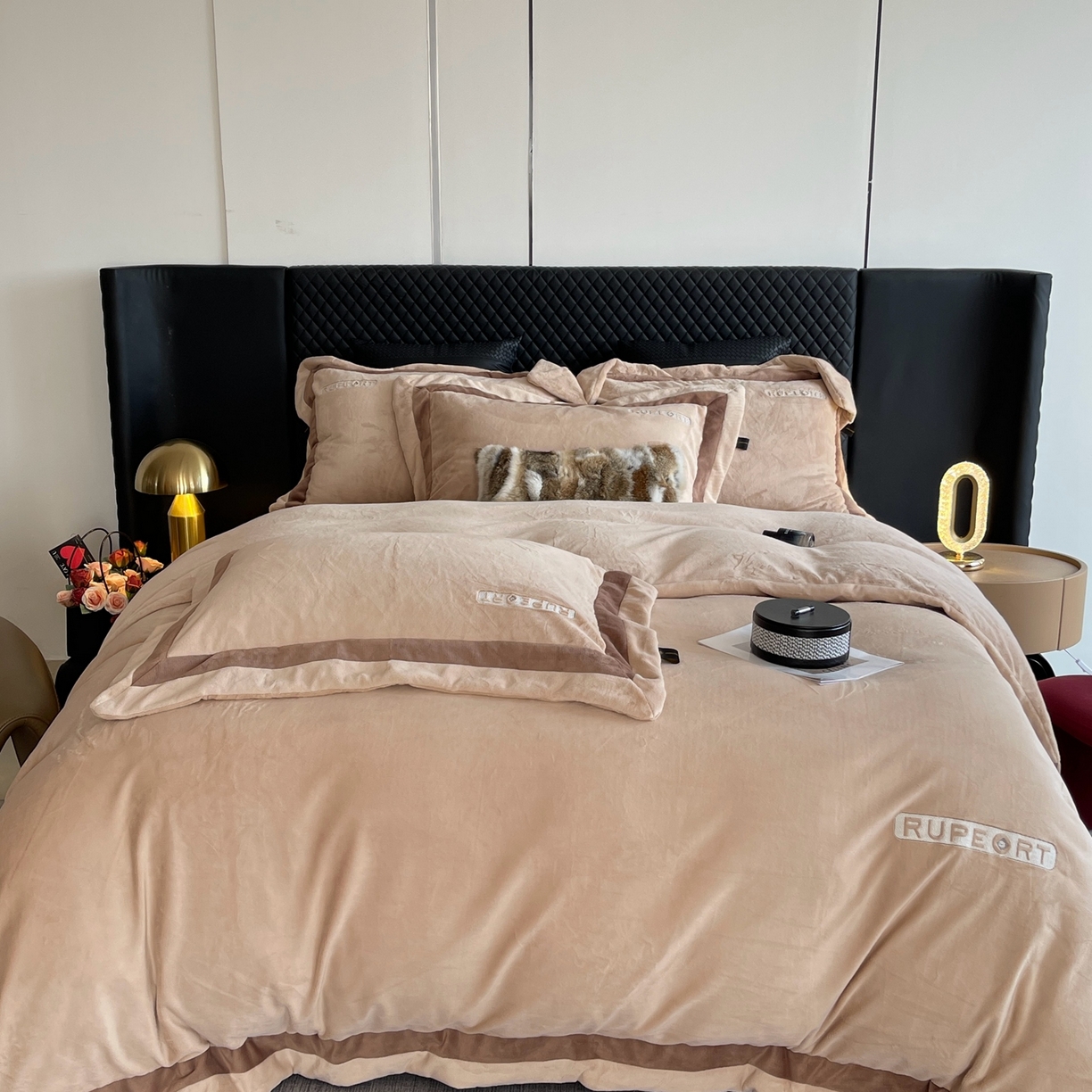 91家纺网 家纺一手货源 找家纺 莱豫家纺 2025秋冬新款加厚全消光绣花牛奶绒四件套标准12斤加大14斤送包装 马德里卡其