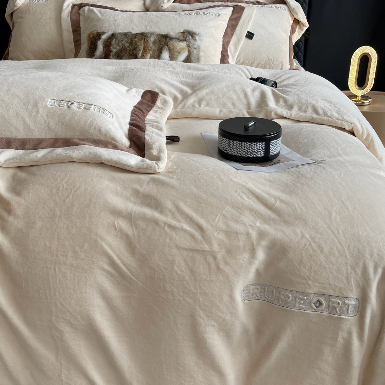 91家纺网 家纺一手货源 找家纺 莱豫家纺 2025秋冬新款加厚全消光绣花牛奶绒四件套标准12斤加大14斤送包装 马德里米