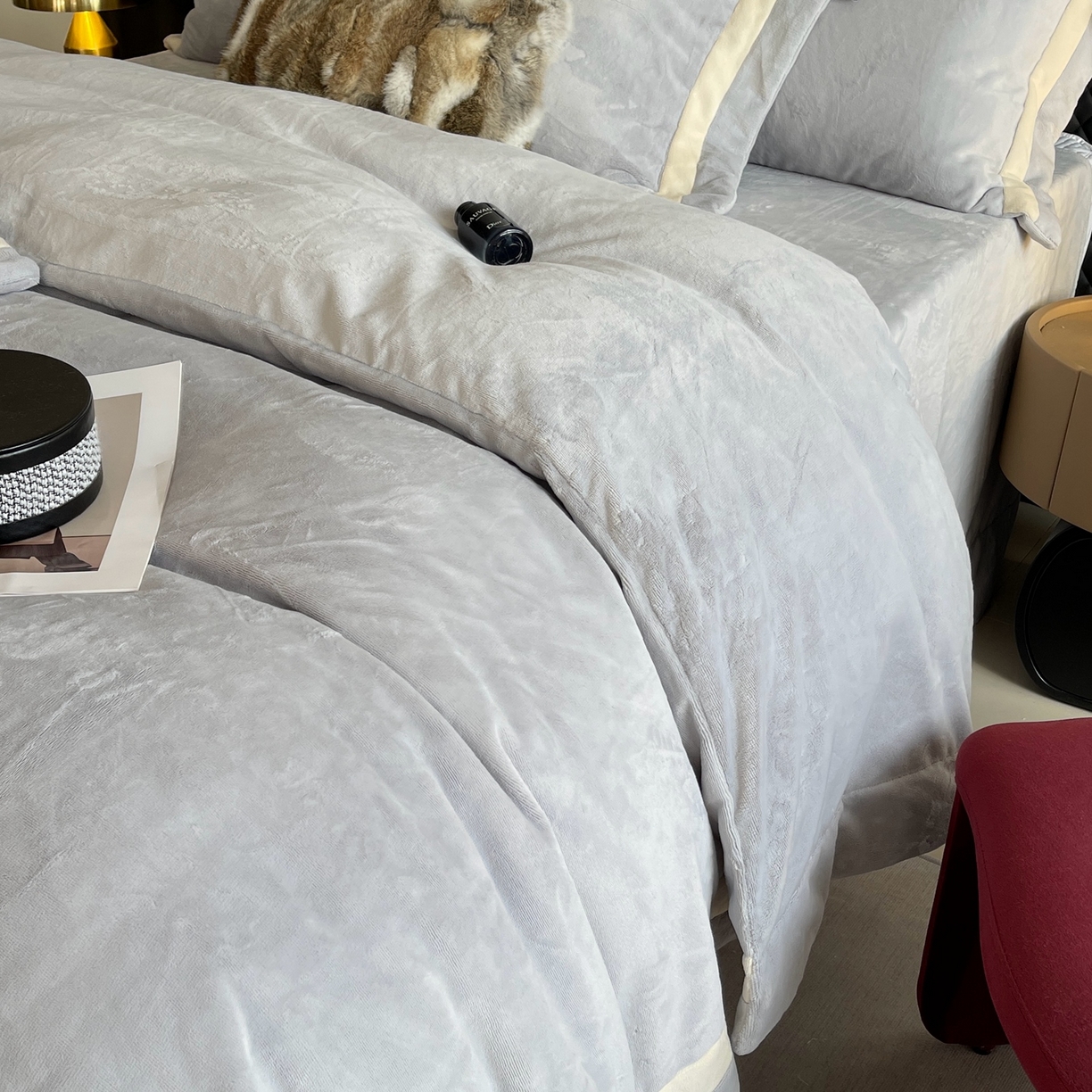 91家纺网 家纺一手货源 找家纺 莱豫家纺 2025秋冬新款加厚全消光绣花牛奶绒四件套标准12斤加大14斤送包装 马德里蓝灰