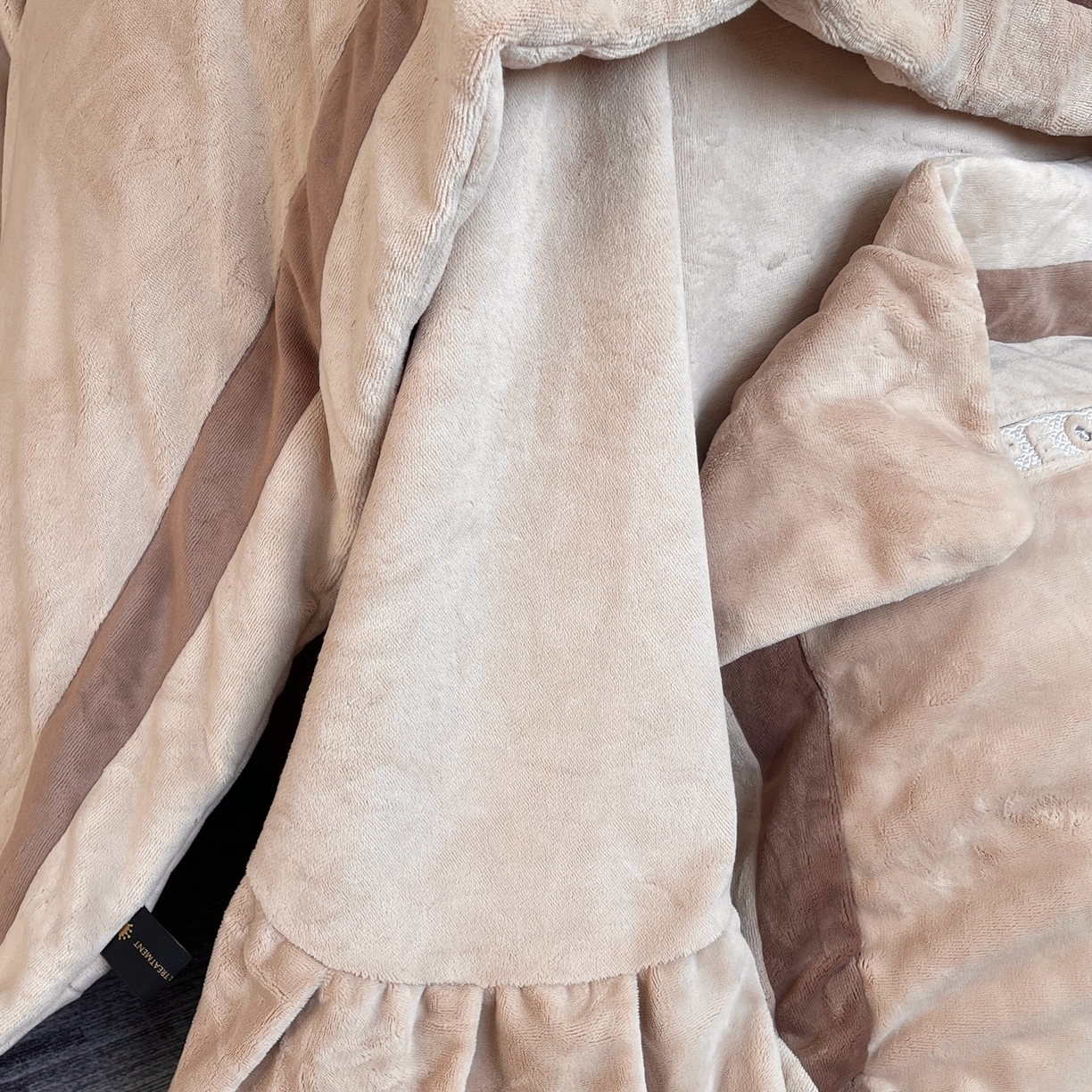 91家纺网 家纺一手货源 找家纺 莱豫家纺 2025秋冬新款加厚全消光绣花牛奶绒四件套标准12斤加大14斤送包装 马德里卡其