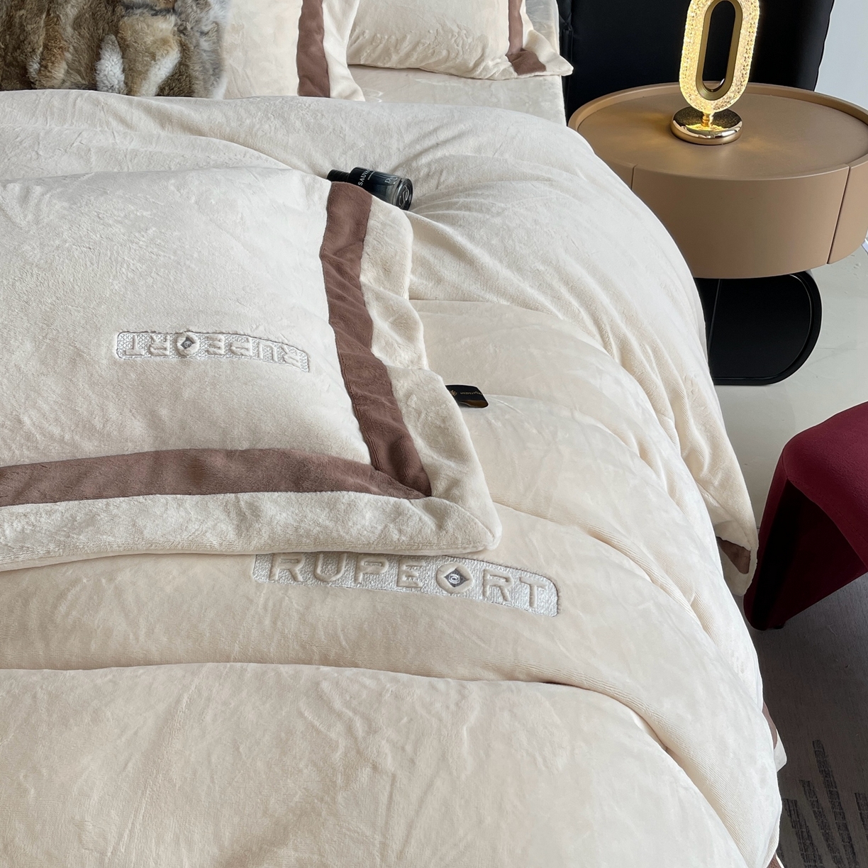 91家纺网 家纺一手货源 找家纺 莱豫家纺 2025秋冬新款加厚全消光绣花牛奶绒四件套标准12斤加大14斤送包装 马德里米