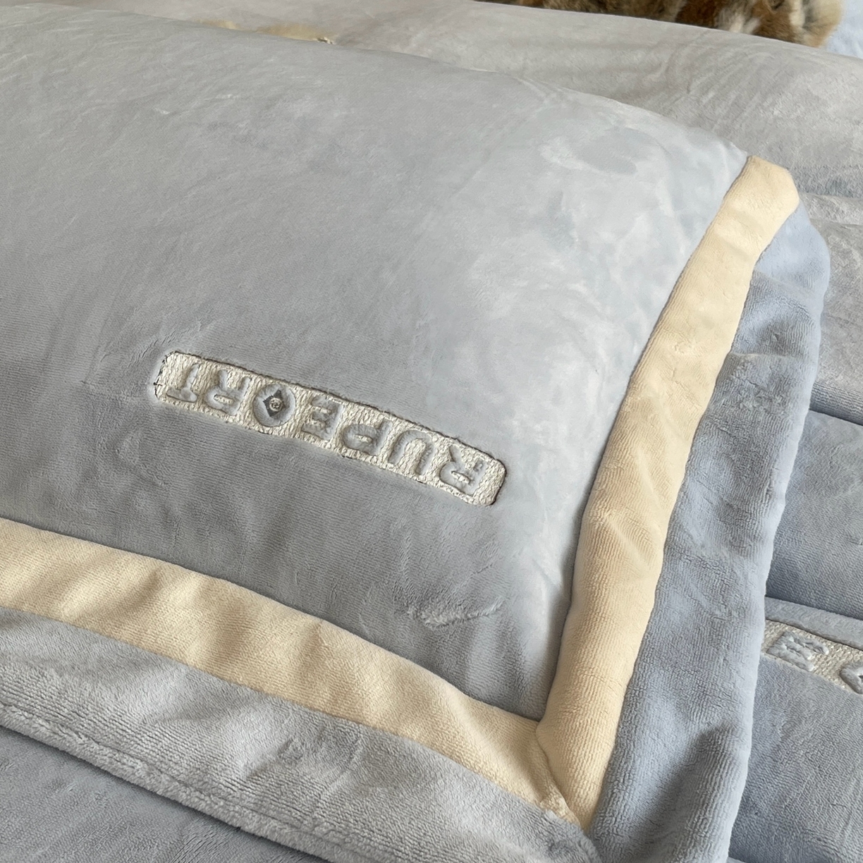 91家纺网 家纺一手货源 找家纺 莱豫家纺 2025秋冬新款加厚全消光绣花牛奶绒四件套标准12斤加大14斤送包装 马德里蓝