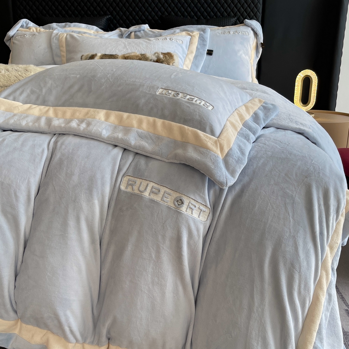 91家纺网 家纺一手货源 找家纺 莱豫家纺 2025秋冬新款加厚全消光绣花牛奶绒四件套标准12斤加大14斤送包装 马德里蓝