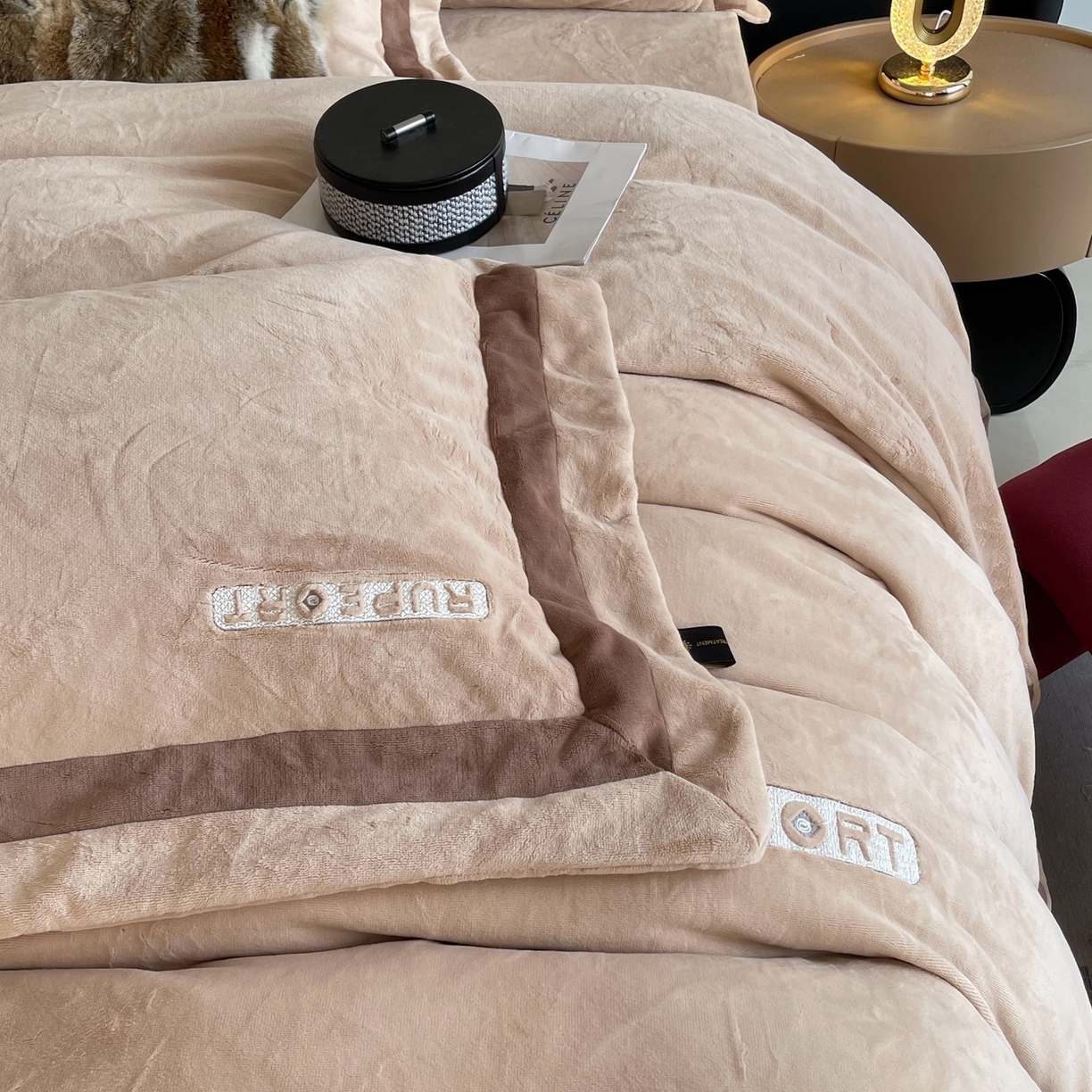 91家纺网 家纺一手货源 找家纺 莱豫家纺 2025秋冬新款加厚全消光绣花牛奶绒四件套标准12斤加大14斤送包装 马德里卡其