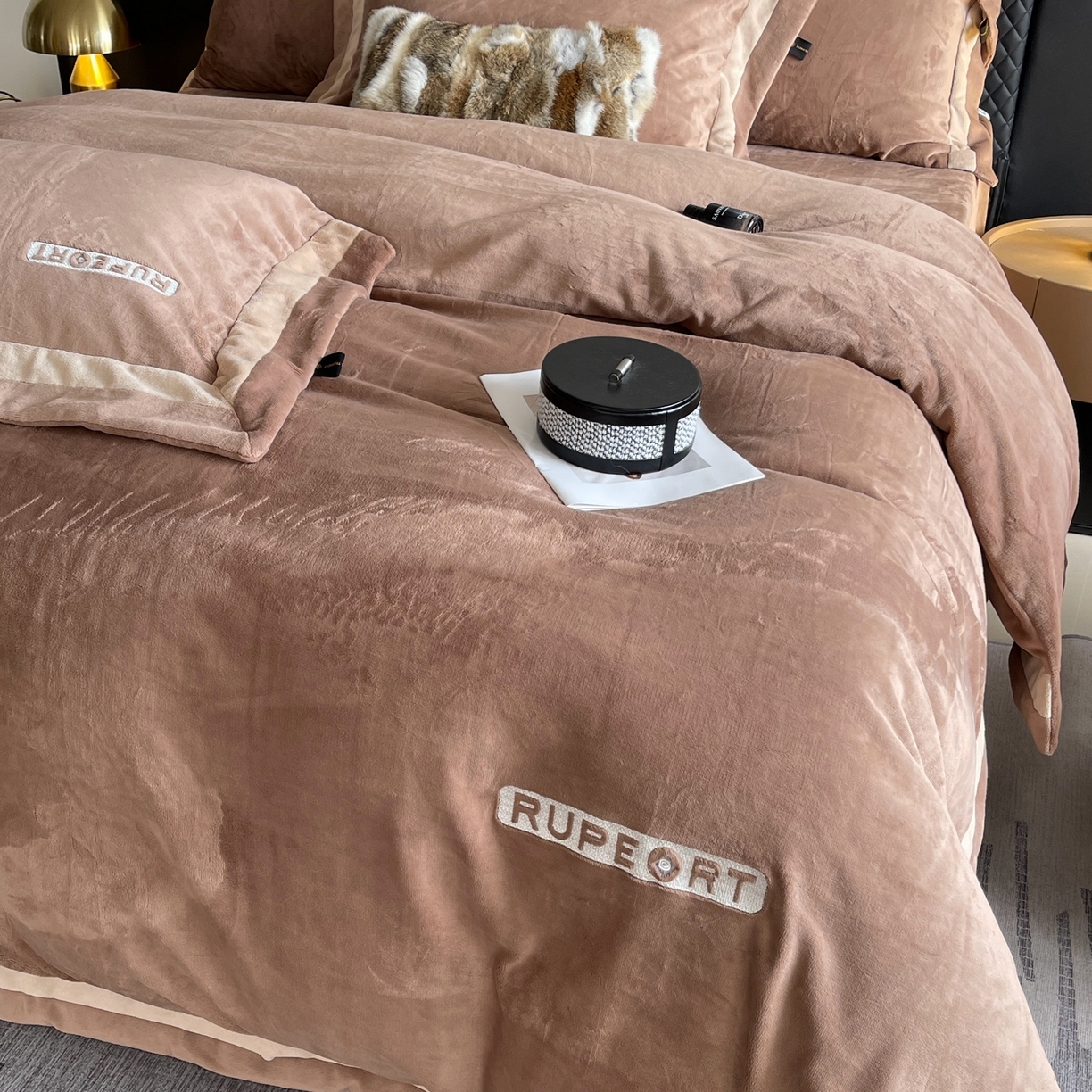 91家纺网 家纺一手货源 找家纺 莱豫家纺 2025秋冬新款加厚全消光绣花牛奶绒四件套标准12斤加大14斤送包装 马德里咖