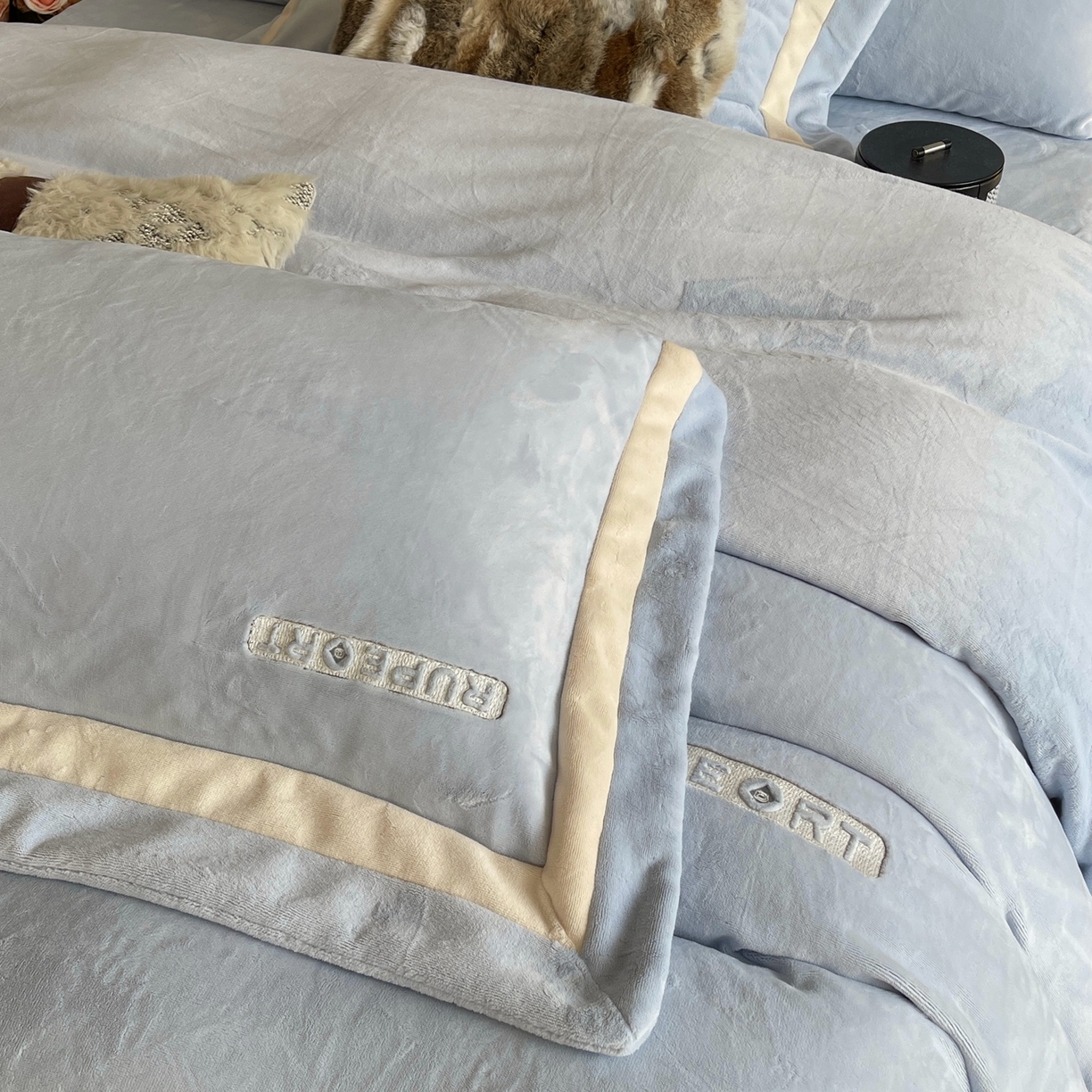 91家纺网 家纺一手货源 找家纺 莱豫家纺 2025秋冬新款加厚全消光绣花牛奶绒四件套标准12斤加大14斤送包装 马德里蓝