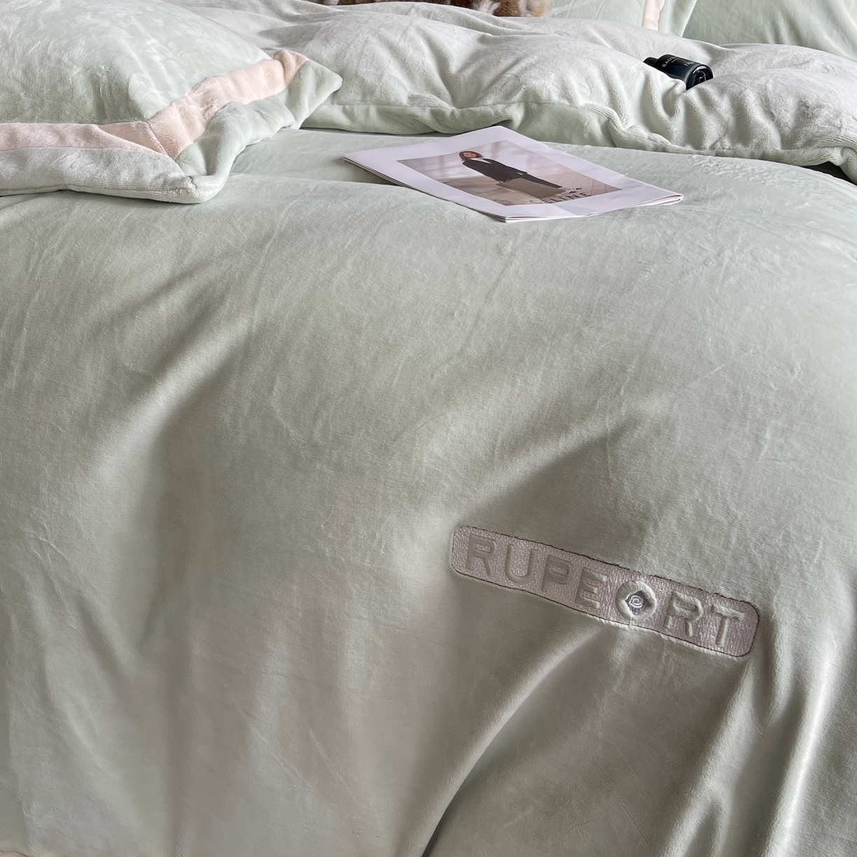 91家纺网 家纺一手货源 找家纺 莱豫家纺 2025秋冬新款加厚全消光绣花牛奶绒四件套标准12斤加大14斤送包装 马德里绿