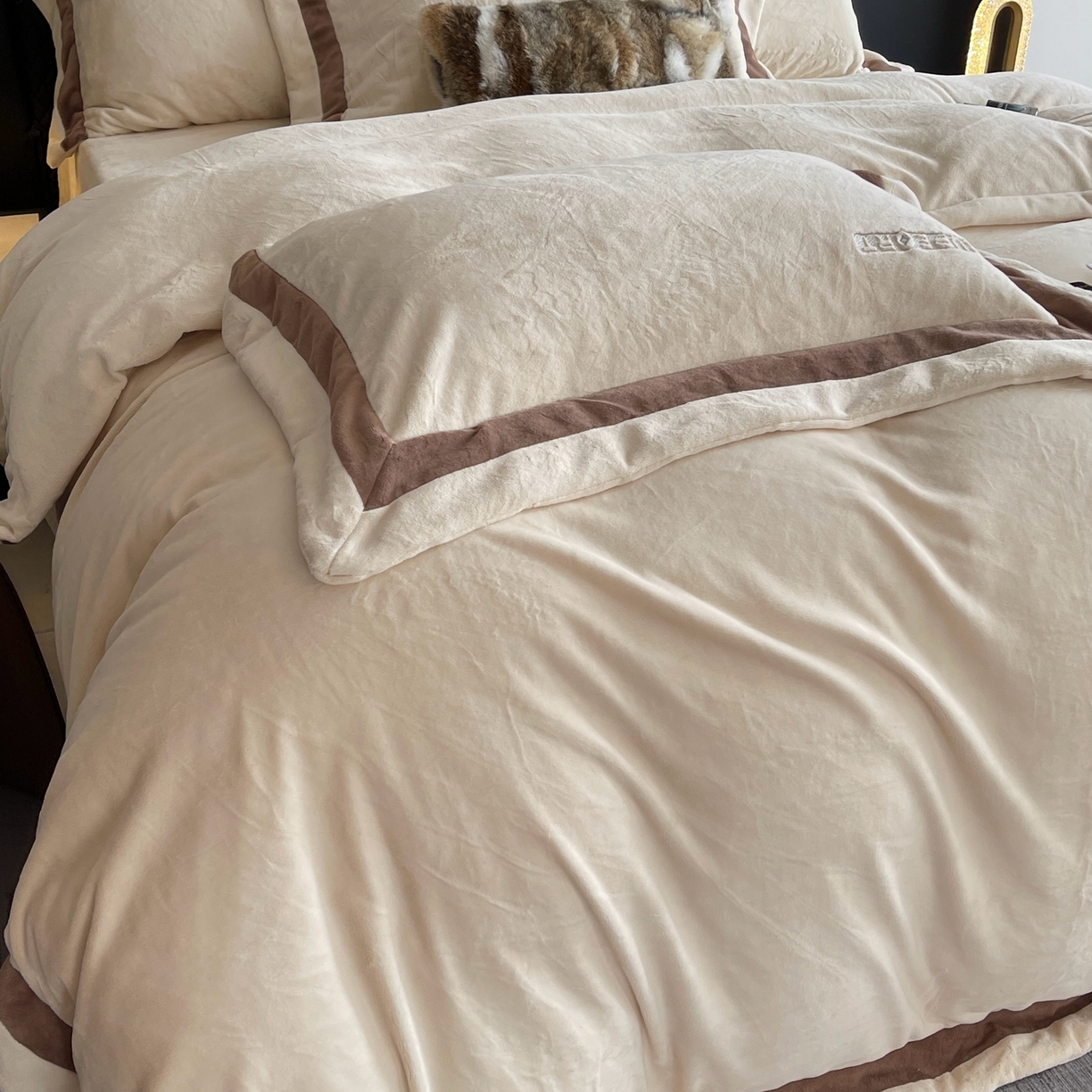 91家纺网 家纺一手货源 找家纺 莱豫家纺 2025秋冬新款加厚全消光绣花牛奶绒四件套标准12斤加大14斤送包装 马德里米