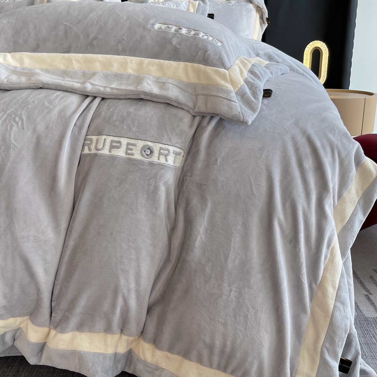 91家纺网 家纺一手货源 找家纺 莱豫家纺 2025秋冬新款加厚全消光绣花牛奶绒四件套标准12斤加大14斤送包装 马德里蓝灰