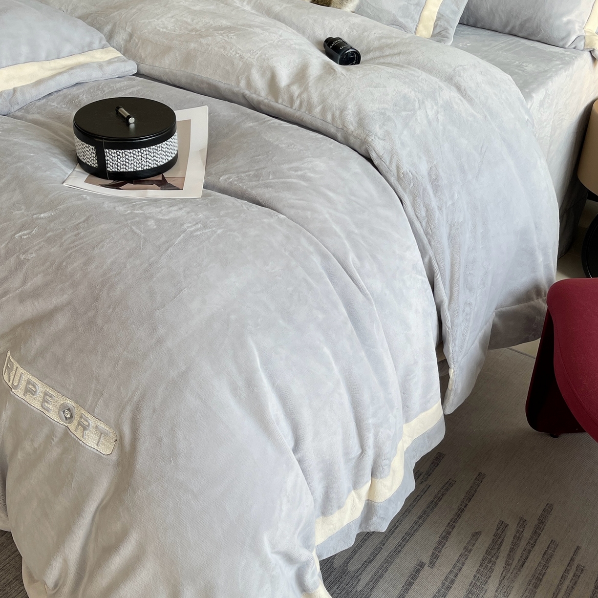 91家纺网 家纺一手货源 找家纺 莱豫家纺 2025秋冬新款加厚全消光绣花牛奶绒四件套标准12斤加大14斤送包装 马德里蓝灰