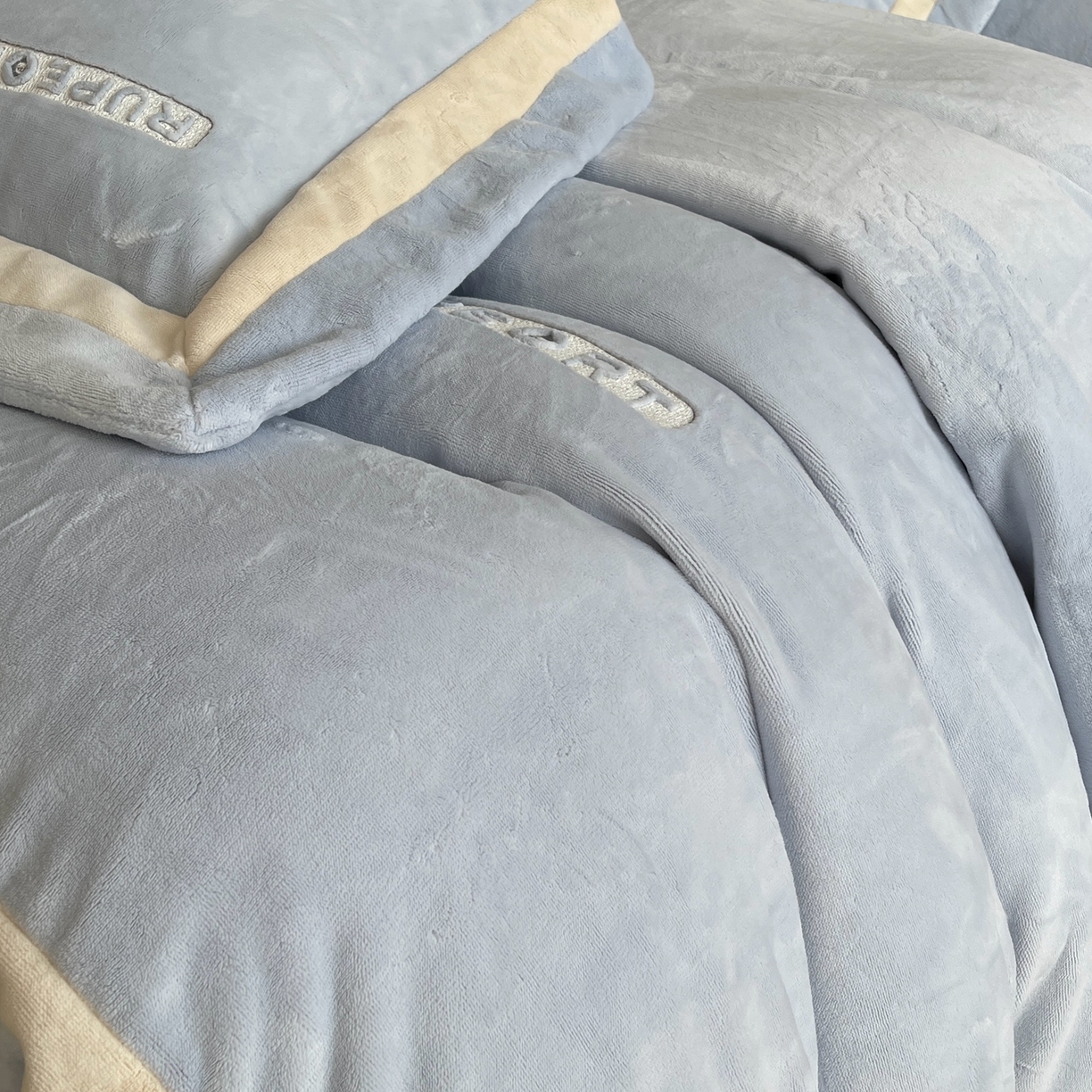 91家纺网 家纺一手货源 找家纺 莱豫家纺 2025秋冬新款加厚全消光绣花牛奶绒四件套标准12斤加大14斤送包装 马德里蓝