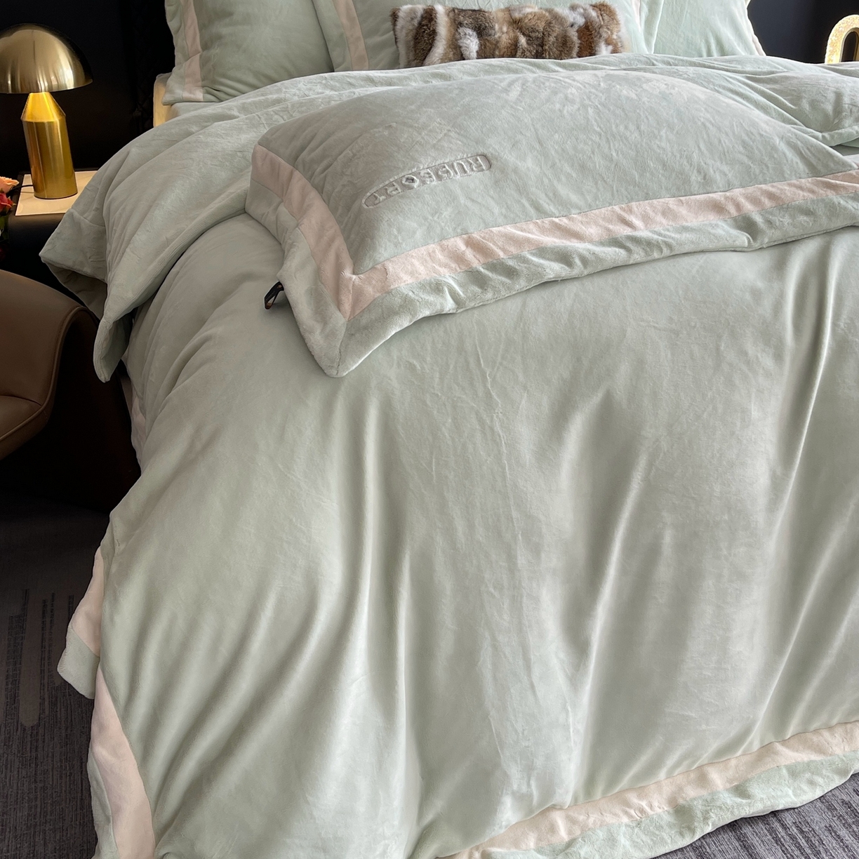 91家纺网 家纺一手货源 找家纺 莱豫家纺 2025秋冬新款加厚全消光绣花牛奶绒四件套标准12斤加大14斤送包装 马德里绿