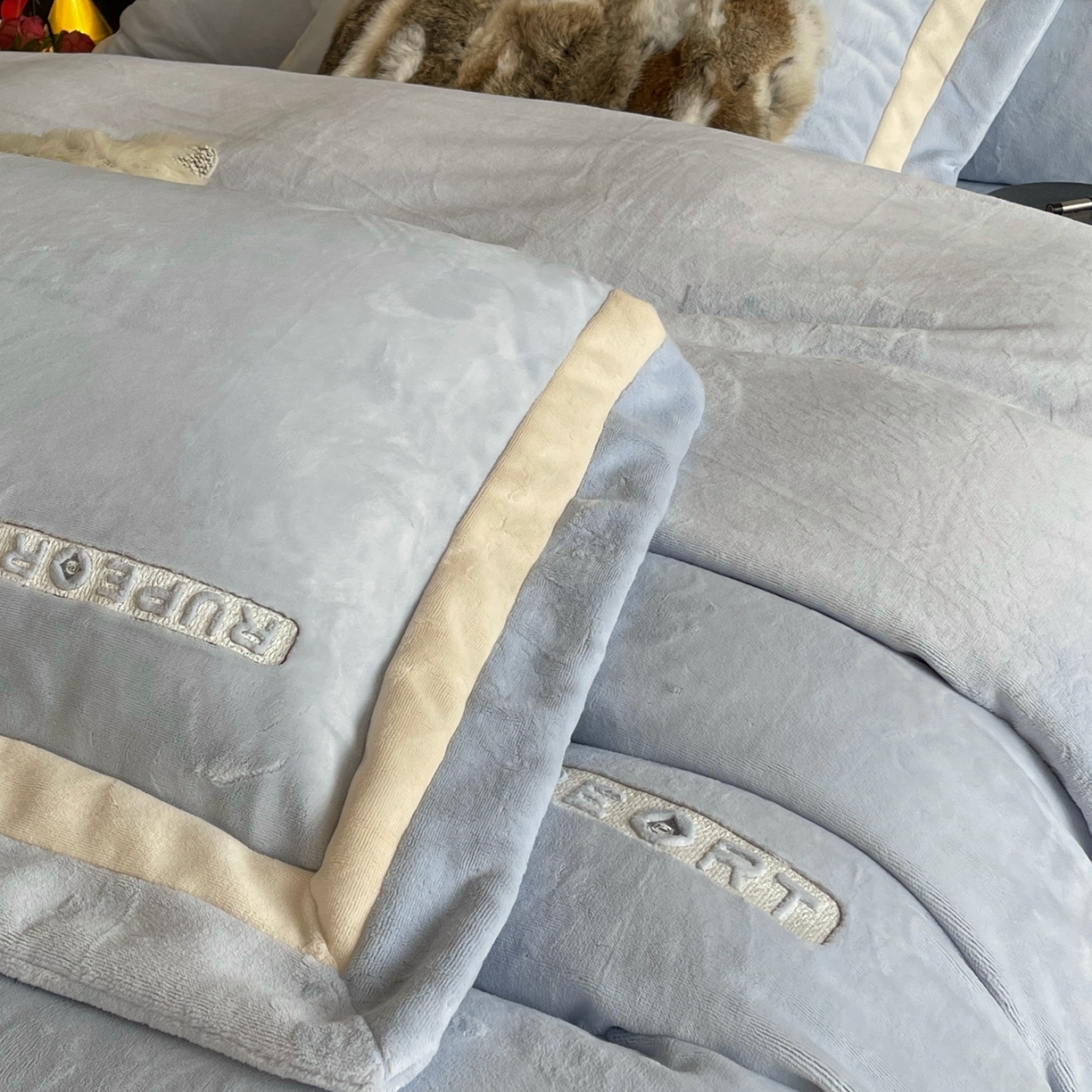 91家纺网 家纺一手货源 找家纺 莱豫家纺 2025秋冬新款加厚全消光绣花牛奶绒四件套标准12斤加大14斤送包装 马德里蓝